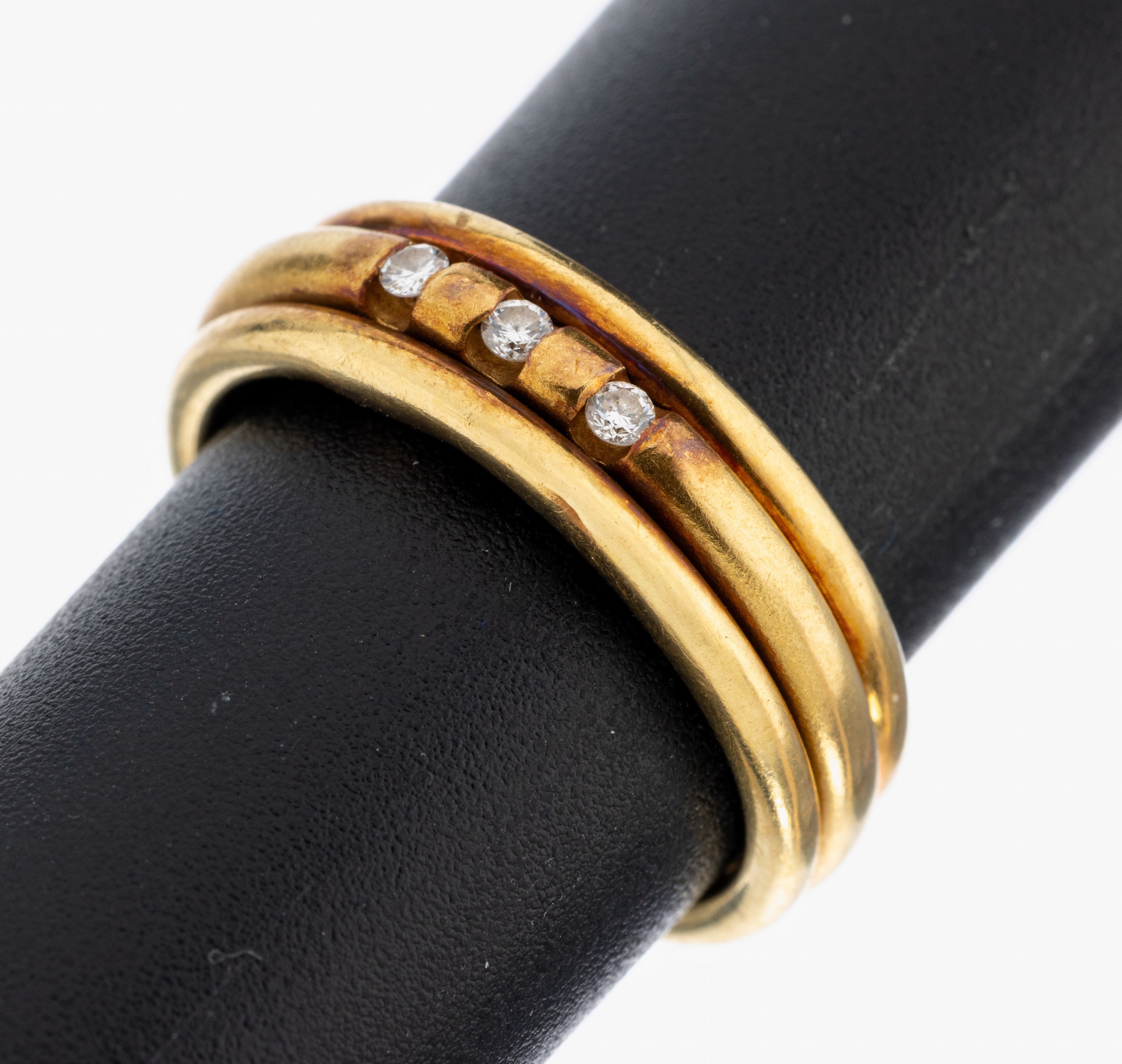 18 kt Gold Brillant-Ring, GG 750/000, mittlere Ringschiene mit 3 Brillanten zus. ca.0.05 ct Weiß/si, RW 50, ca. 6.9 g