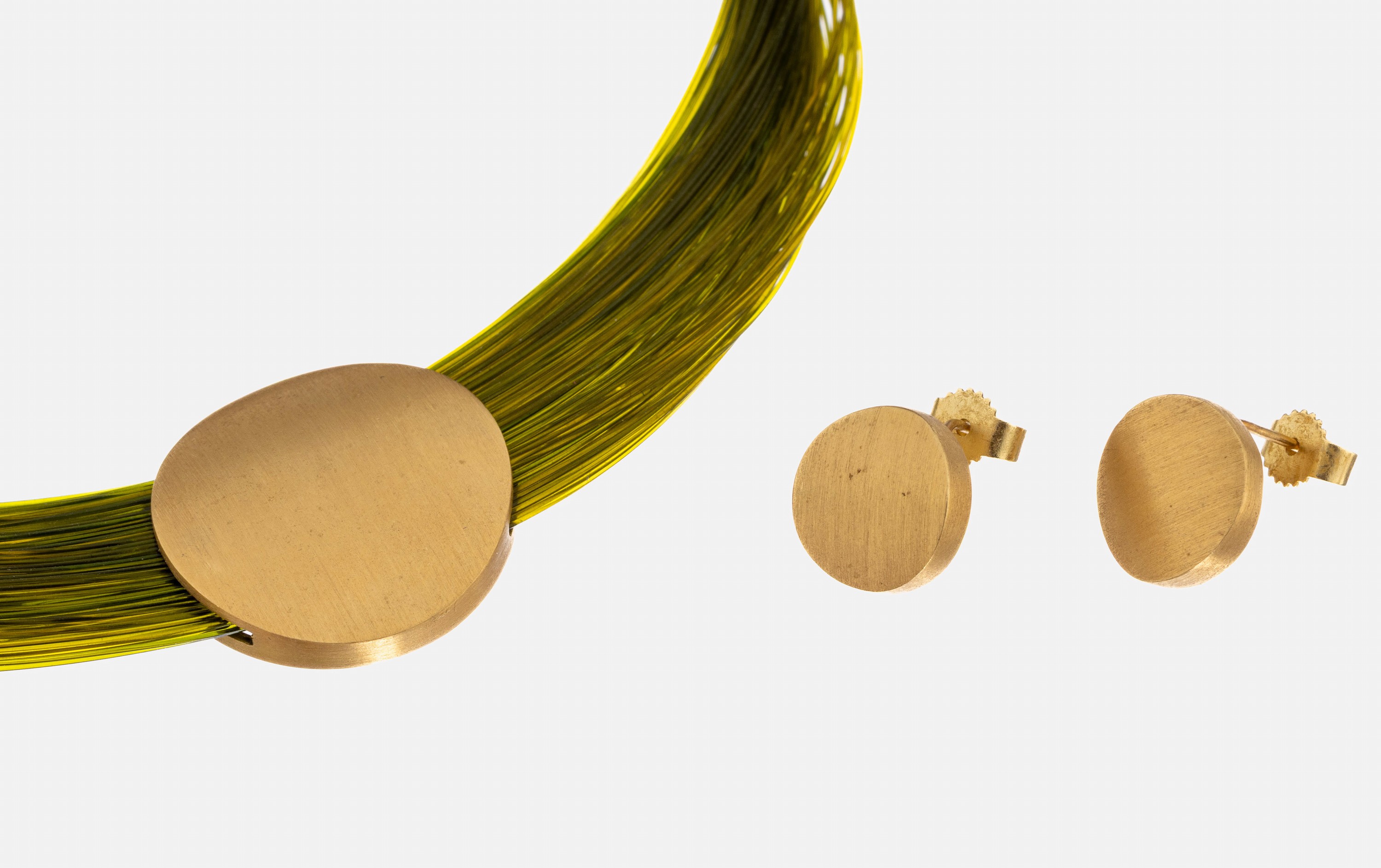 Image 27033224 - 18 kt Gold Schmuckset, GG 750/000 sat., best. aus: 1 Collier, mehrreihig grüne ...