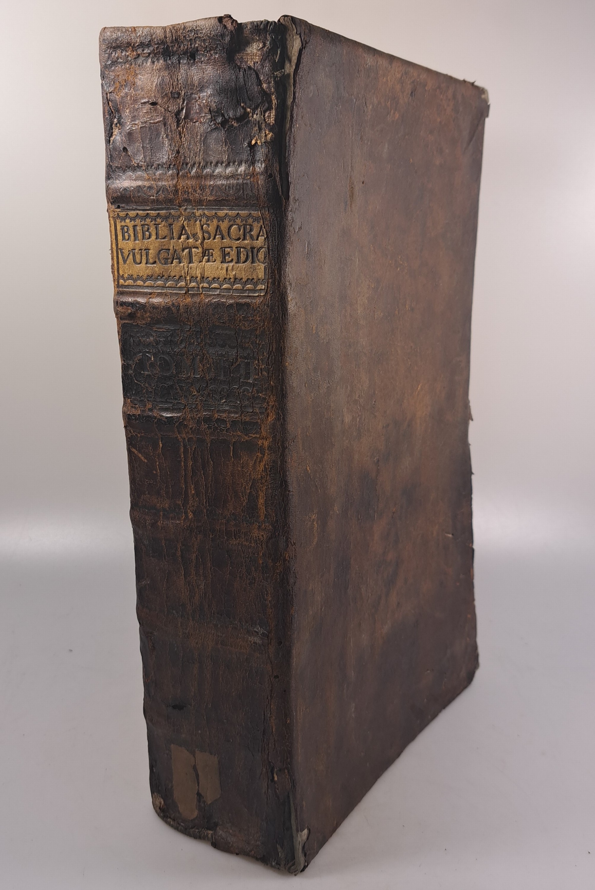 Detail a: Biblia Sacra vulgatae, sog. Cartier-Bibel, Konstanz, Jakob Friedrich Bez 1770, 4 Teile in 2 Bänden, 3. Auflage nach 1750, gr.4°, Ldr. lädiert, ...