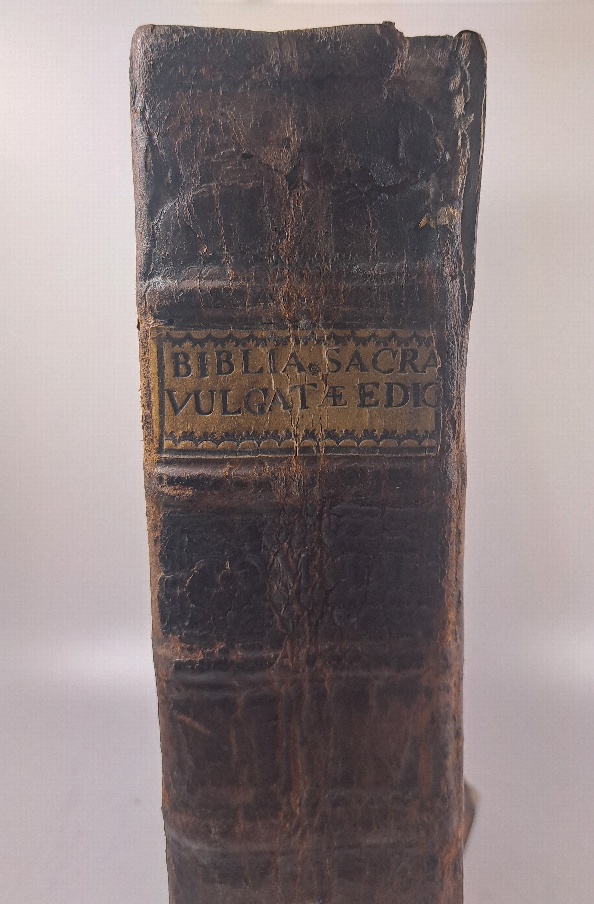 Detail b: Biblia Sacra vulgatae, sog. Cartier-Bibel, Konstanz, Jakob Friedrich Bez 1770, 4 Teile in 2 Bänden, 3. Auflage nach 1750, gr.4°, Ldr. lädiert, ...