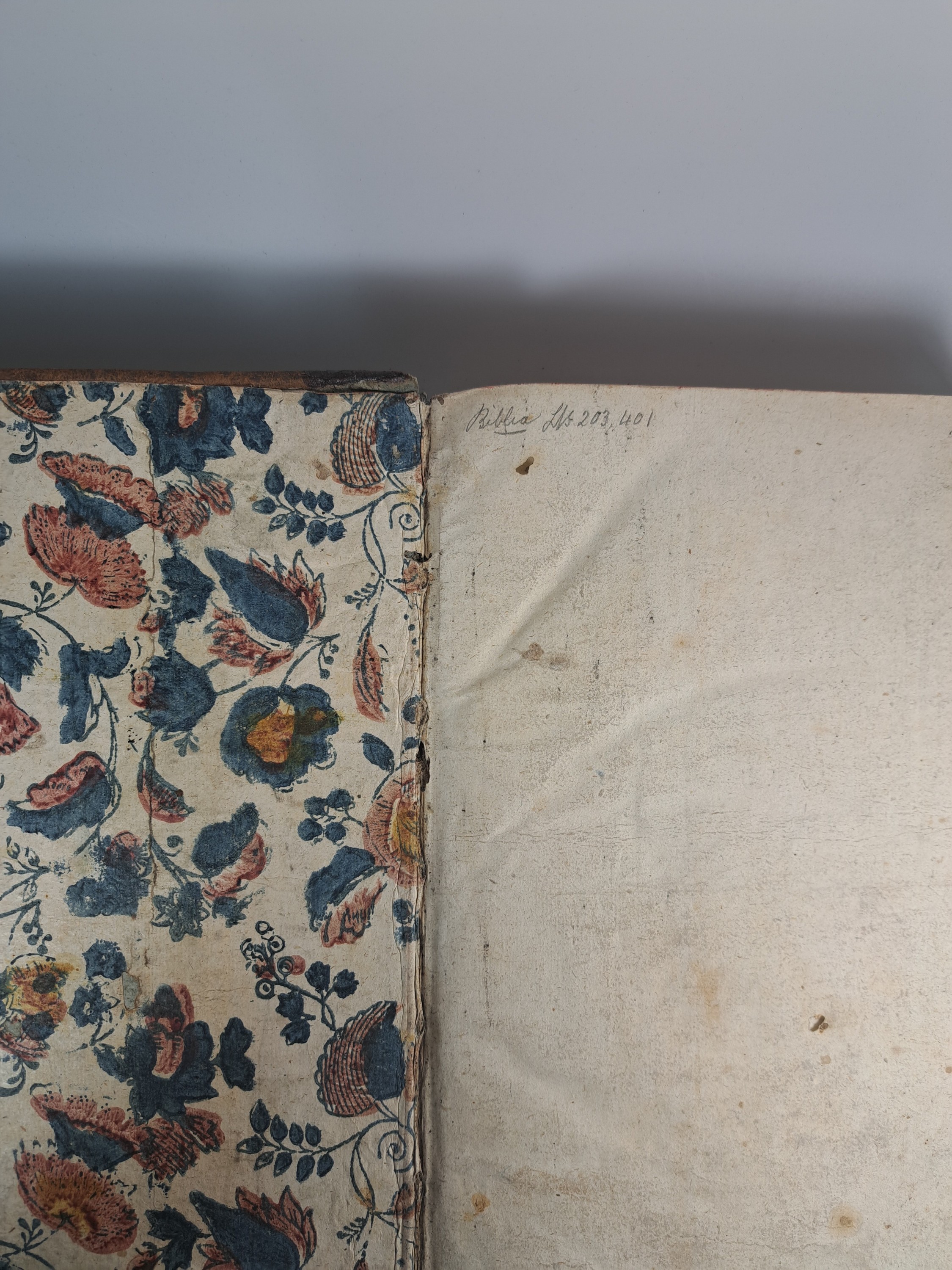 Detail h: Biblia Sacra vulgatae, sog. Cartier-Bibel, Konstanz, Jakob Friedrich Bez 1770, 4 Teile in 2 Bänden, 3. Auflage nach 1750, gr.4°, Ldr. lädiert, ...