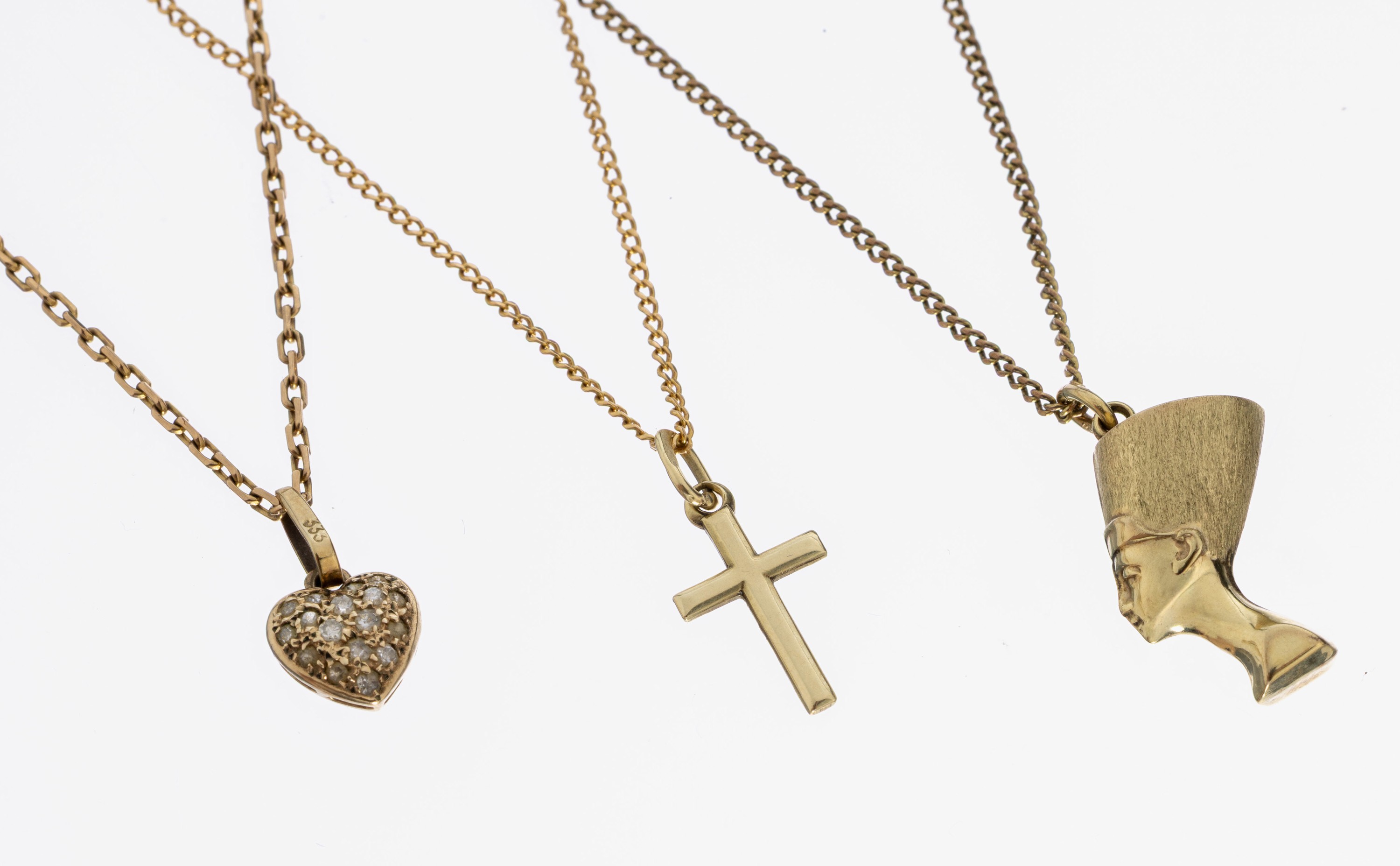 Image 27033399 - Konvolut 3 Anhänger, 1 x Nofretete, GG 333/000, an Kette, GG 333/000, L. ca. 48 cm, ...