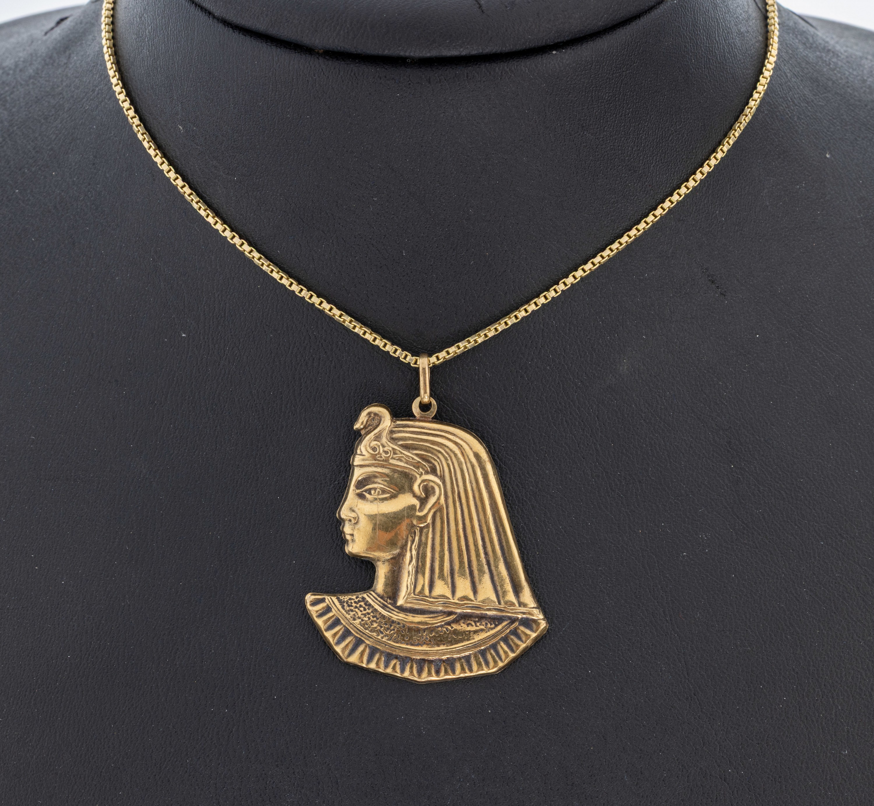 Image 27033406 - 8 kt Gold Anhänger, GG 333/000, Darstellungeines Pharao, an Kette, GG 585/000, L. ca. ...