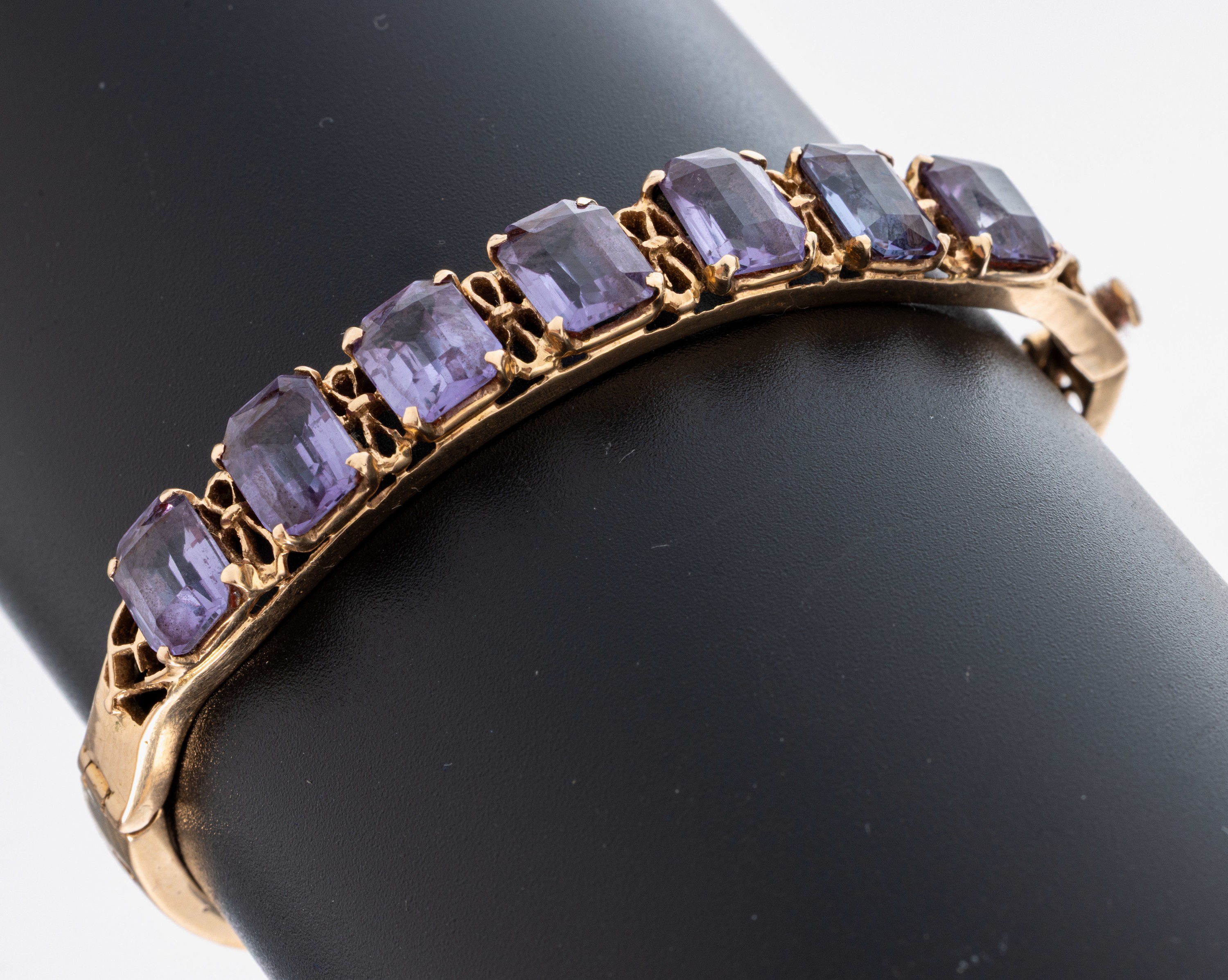 Image 27033410 - 14 kt Gold Farbstein-Armreif, GG 585/000, 7synth. Korunde, D. ca. 5.4 x 4.4 cm, ...