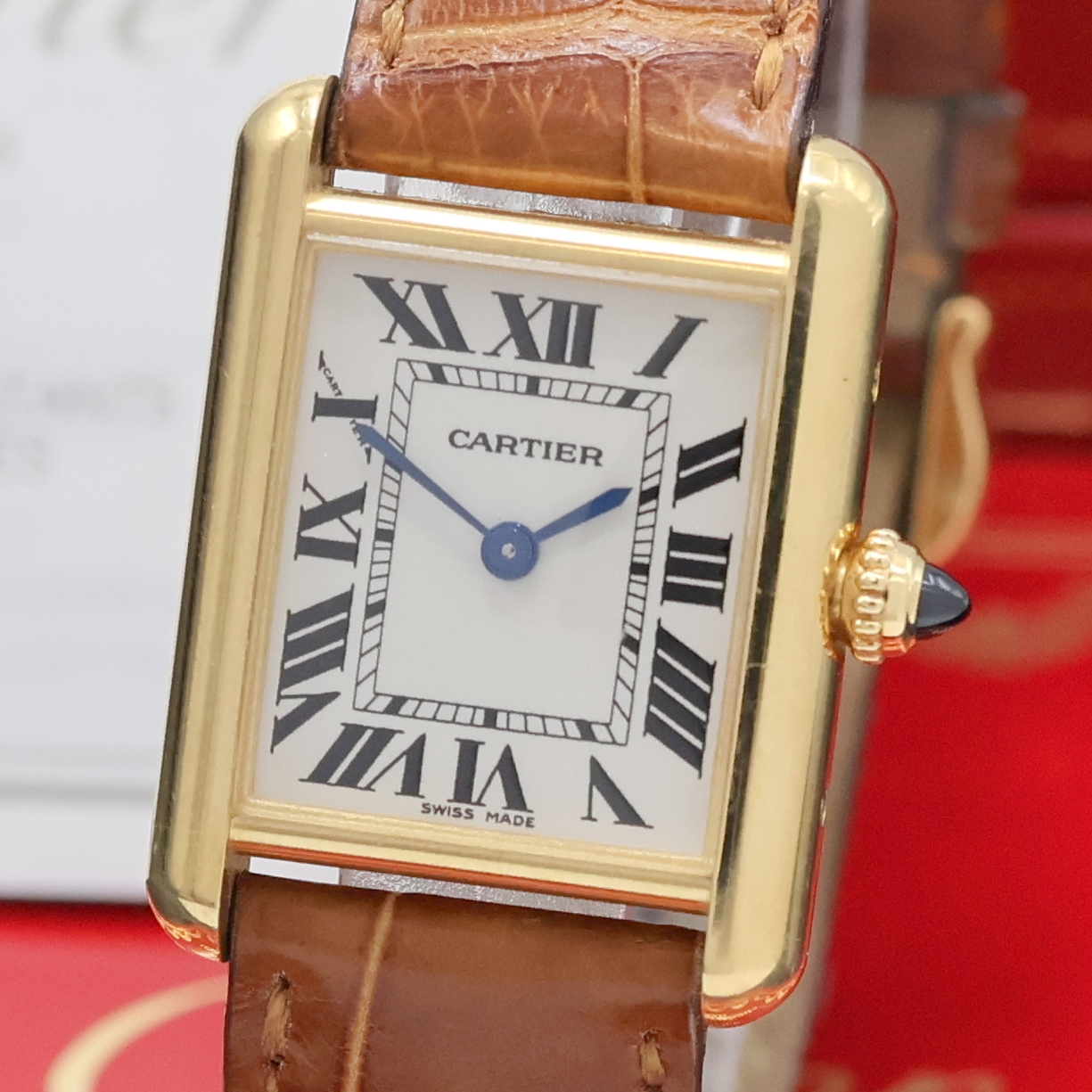 Detail a: CARTIER Tank Damenarmbanduhr in GG 750/000 Referenz 2442, Schweiz um 2000, quarz, 2- teil. Geh., Boden 8-fach verschr., orig. Lederband m. orig. GG ...