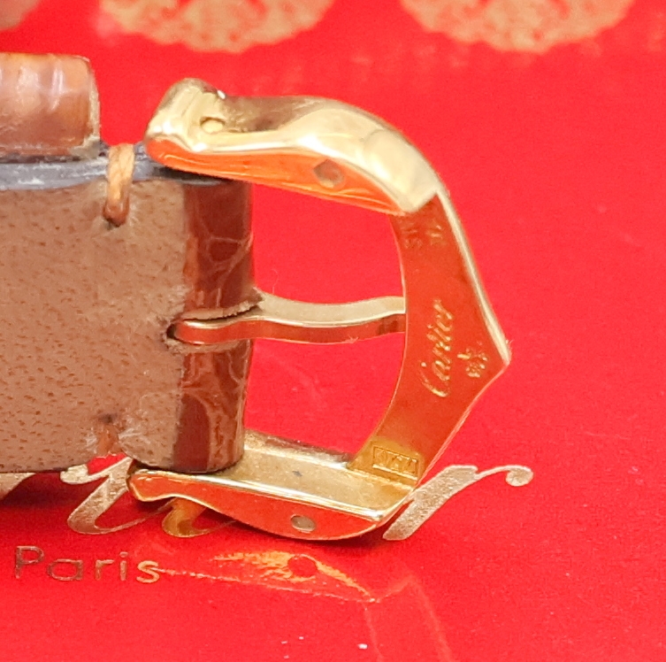Detail b: CARTIER Tank Damenarmbanduhr in GG 750/000 Referenz 2442, Schweiz um 2000, quarz, 2- teil. Geh., Boden 8-fach verschr., orig. Lederband m. orig. GG ...
