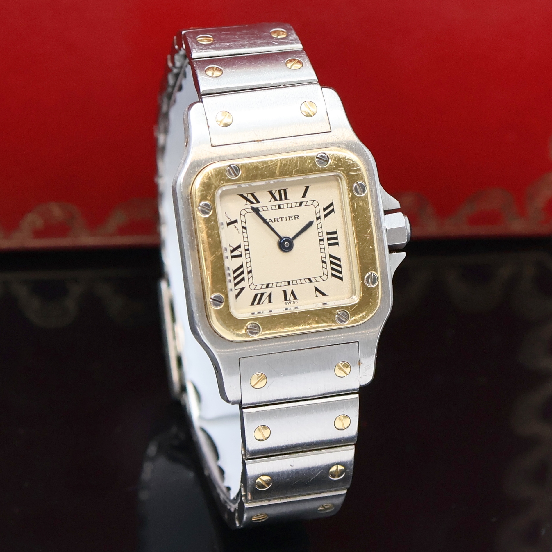 Detail b: CARTIER Santos Damenarmbanduhr in Stahl/Gold Referenz 1057930, Schweiz um 1995, quarz, Boden 8-fach verschr., orig. Gliederband m. Faltschl., silb. ...