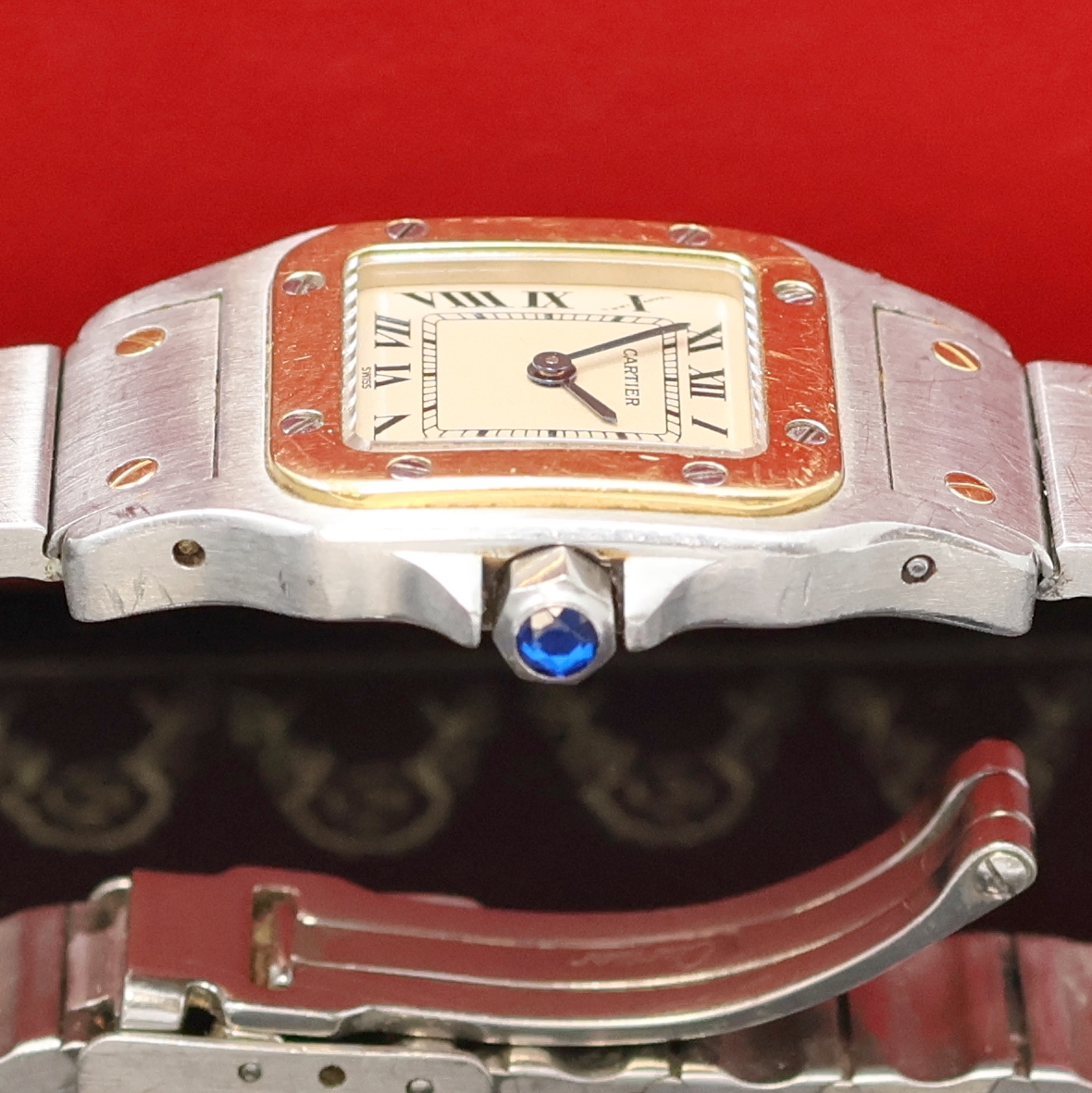 Detail d: CARTIER Santos Damenarmbanduhr in Stahl/Gold Referenz 1057930, Schweiz um 1995, quarz, Boden 8-fach verschr., orig. Gliederband m. Faltschl., silb. ...
