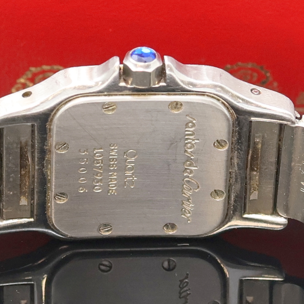 Detail e: CARTIER Santos Damenarmbanduhr in Stahl/Gold Referenz 1057930, Schweiz um 1995, quarz, Boden 8-fach verschr., orig. Gliederband m. Faltschl., silb. ...