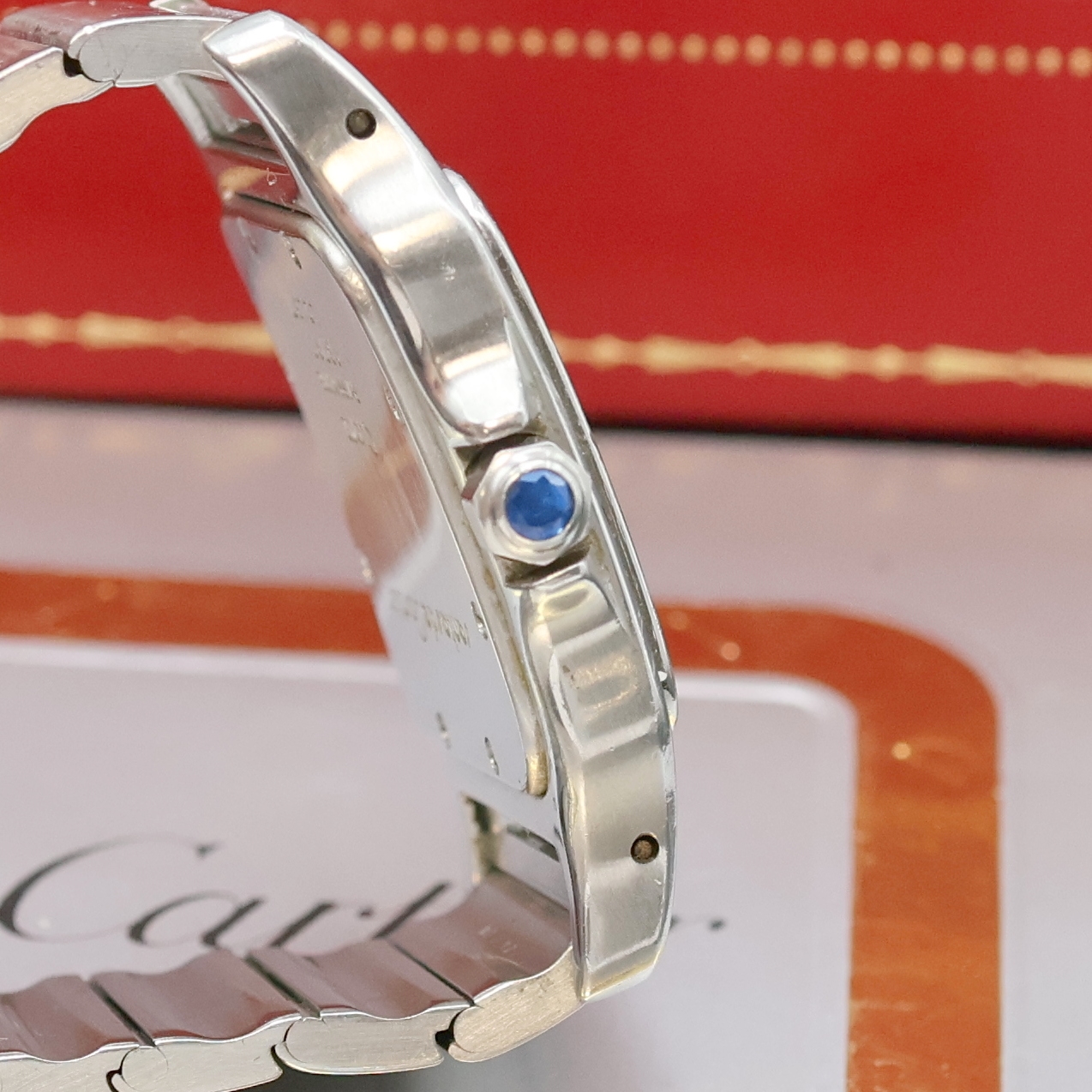Detail d: CARTIER Santos Armbanduhr in Stahl Referenz 987901, Schweiz um 1990, quarz, Boden 8- fach verschr., orig. Gliederband (1x Schr. def./zu ers.) m. ...