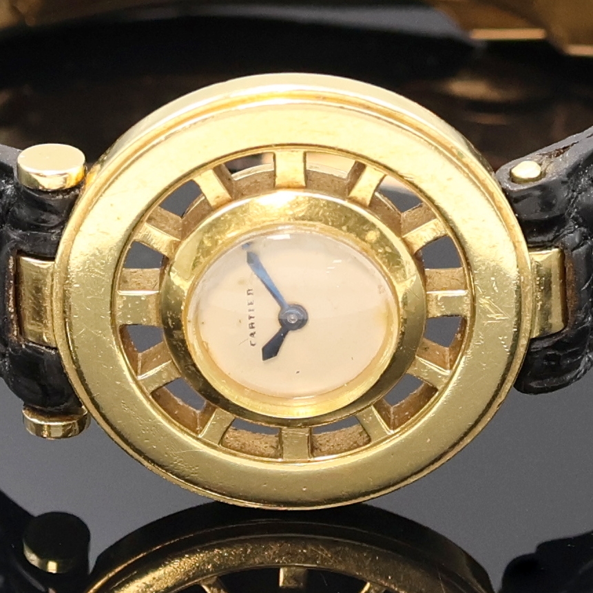 Detail a: CARTIER seltene Armbanduhr in GG 750/000, Schweiz um 1945, Handaufzug, sog. Backwinder, Boden 2-fach verschr., neutr. Lederband (Haltesteg b. 6 zu ...