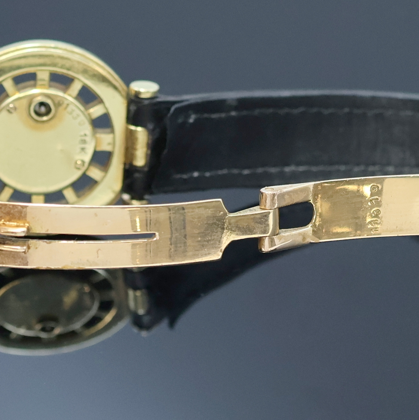 Detail b: CARTIER seltene Armbanduhr in GG 750/000, Schweiz um 1945, Handaufzug, sog. Backwinder, Boden 2-fach verschr., neutr. Lederband (Haltesteg b. 6 zu ...