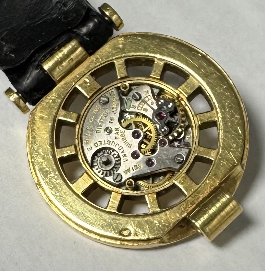 Detail d: CARTIER seltene Armbanduhr in GG 750/000, Schweiz um 1945, Handaufzug, sog. Backwinder, Boden 2-fach verschr., neutr. Lederband (Haltesteg b. 6 zu ...