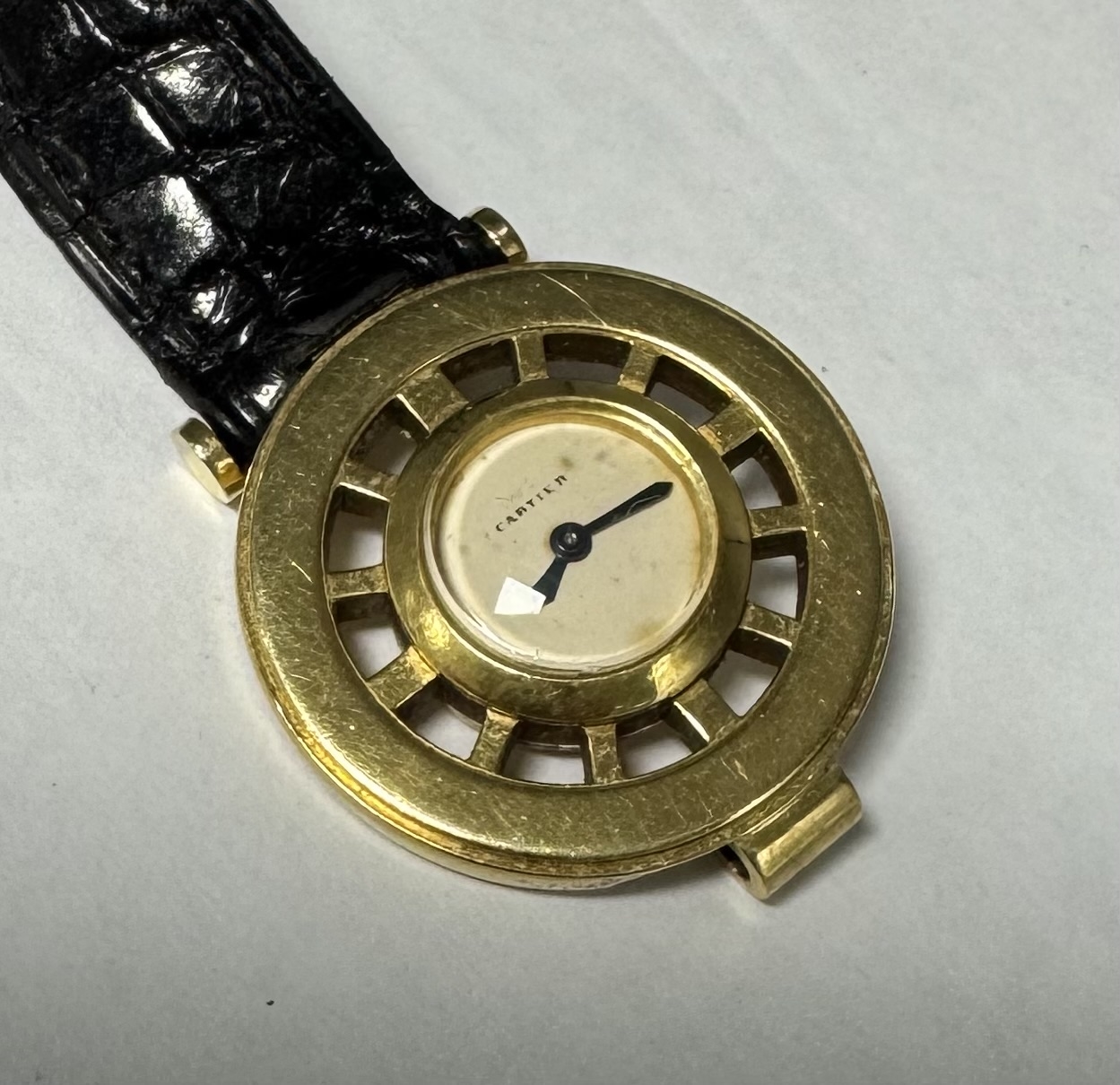 Detail g: CARTIER seltene Armbanduhr in GG 750/000, Schweiz um 1945, Handaufzug, sog. Backwinder, Boden 2-fach verschr., neutr. Lederband (Haltesteg b. 6 zu ...