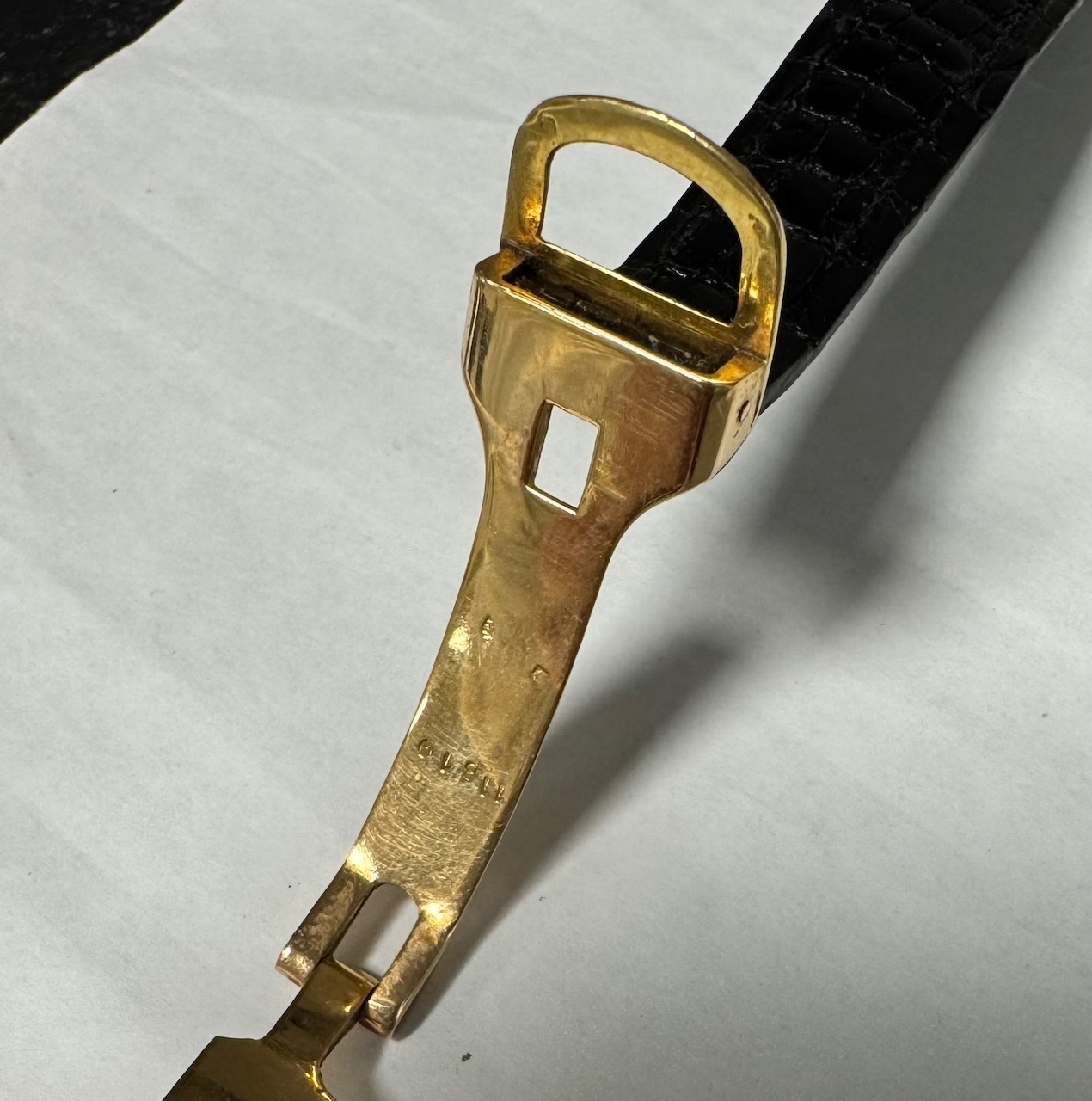 Detail h: CARTIER seltene Armbanduhr in GG 750/000, Schweiz um 1945, Handaufzug, sog. Backwinder, Boden 2-fach verschr., neutr. Lederband (Haltesteg b. 6 zu ...