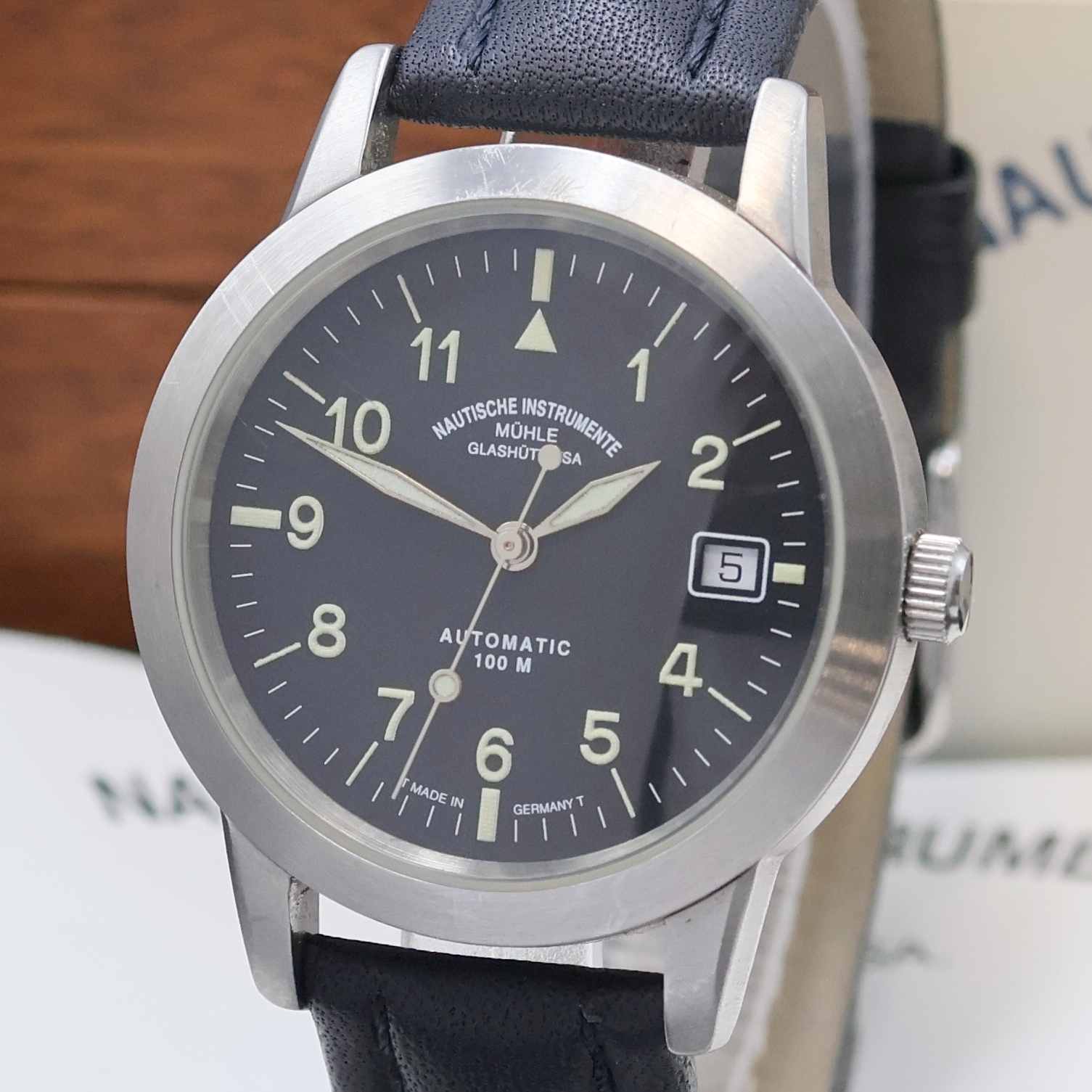 Detail a: NAUTISCHE INSTRUMENTE MÜHLE GLASHÜTTE Sports M12 Armbanduhr Referenz M1-26-10, Deutschland um 1995, Automatik, Edelstahlgeh. inkl. orig. Lederband ...