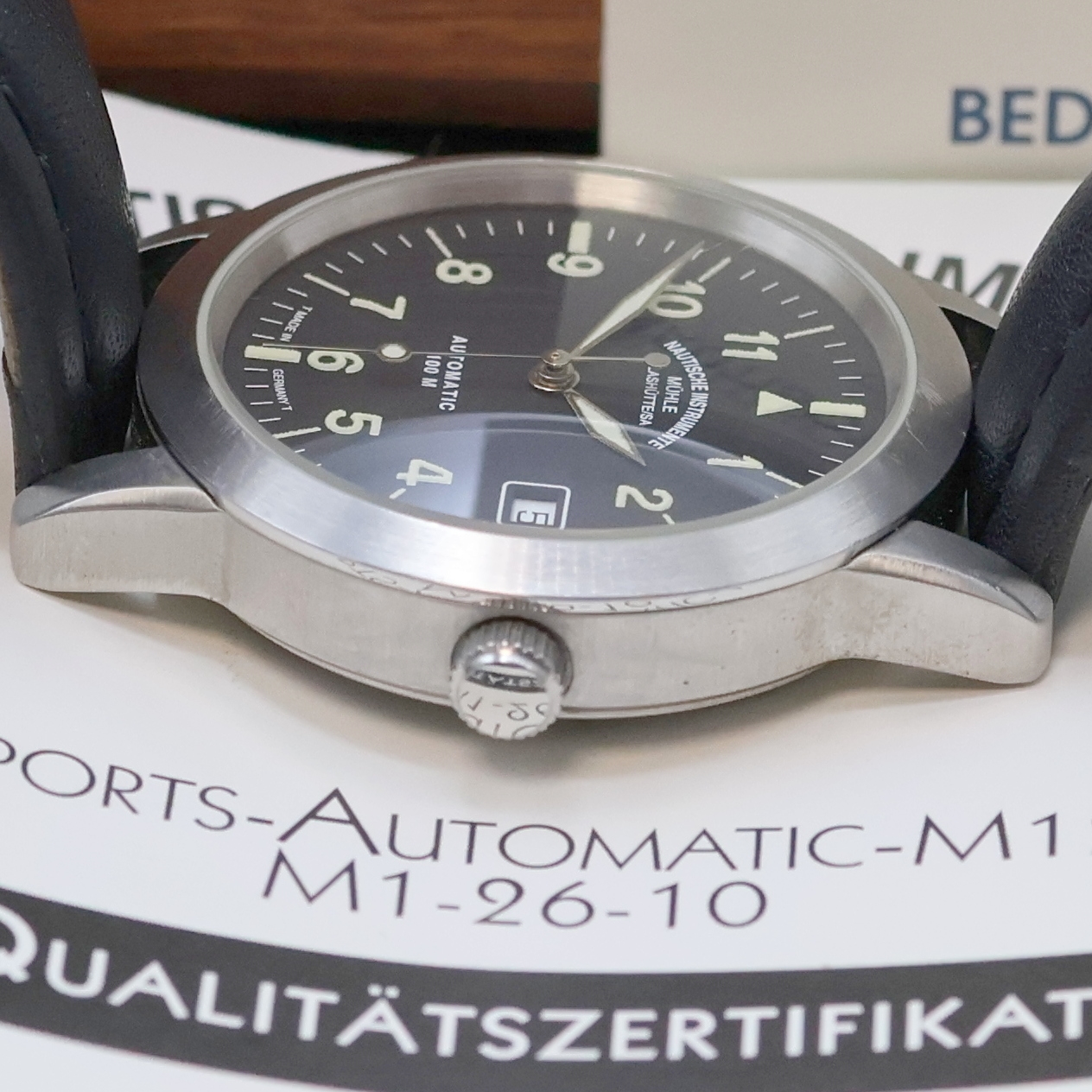 Detail c: NAUTISCHE INSTRUMENTE MÜHLE GLASHÜTTE Sports M12 Armbanduhr Referenz M1-26-10, Deutschland um 1995, Automatik, Edelstahlgeh. inkl. orig. Lederband ...