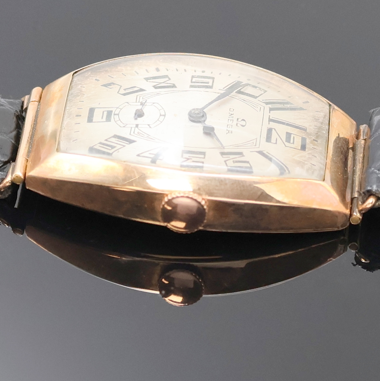 Detail b: OMEGA große tonneauförmige Armbanduhr im russischem RG 583/000 Gehäuse, Schweiz um 1939, Handaufzug, Scharnierboden, silb. Zifferbl. m. arab. ...