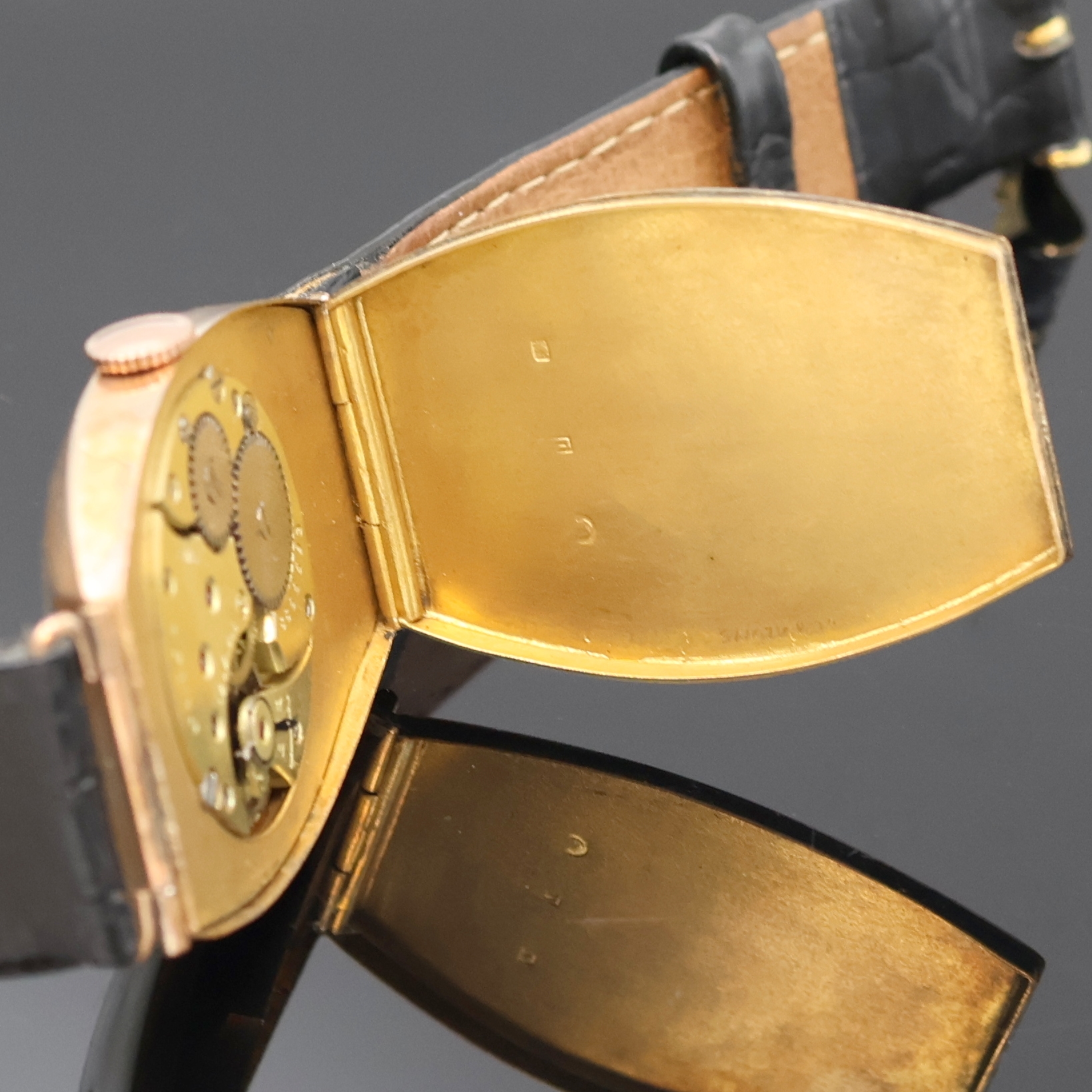 Detail d: OMEGA große tonneauförmige Armbanduhr im russischem RG 583/000 Gehäuse, Schweiz um 1939, Handaufzug, Scharnierboden, silb. Zifferbl. m. arab. ...