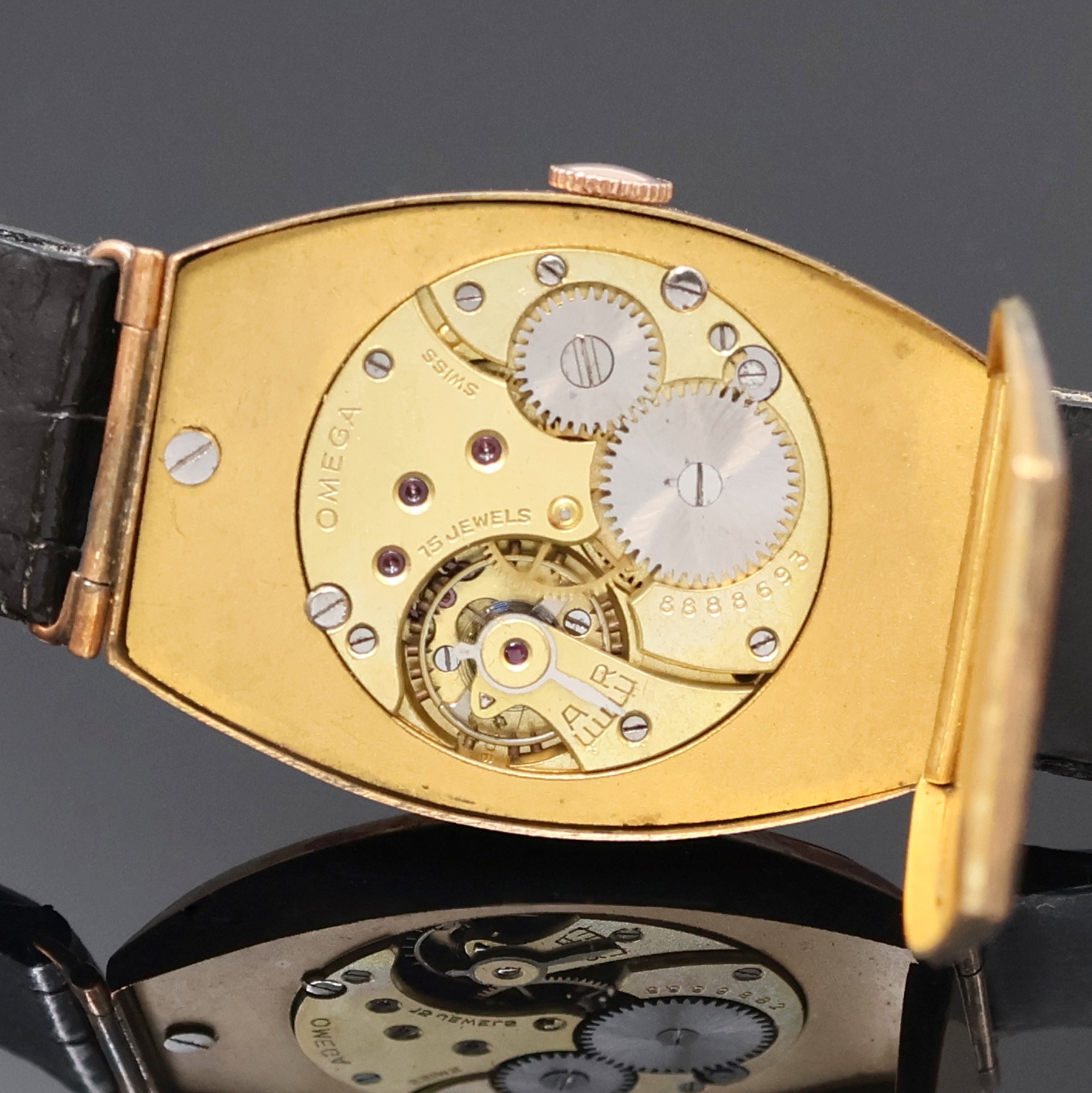 Detail e: OMEGA große tonneauförmige Armbanduhr im russischem RG 583/000 Gehäuse, Schweiz um 1939, Handaufzug, Scharnierboden, silb. Zifferbl. m. arab. ...