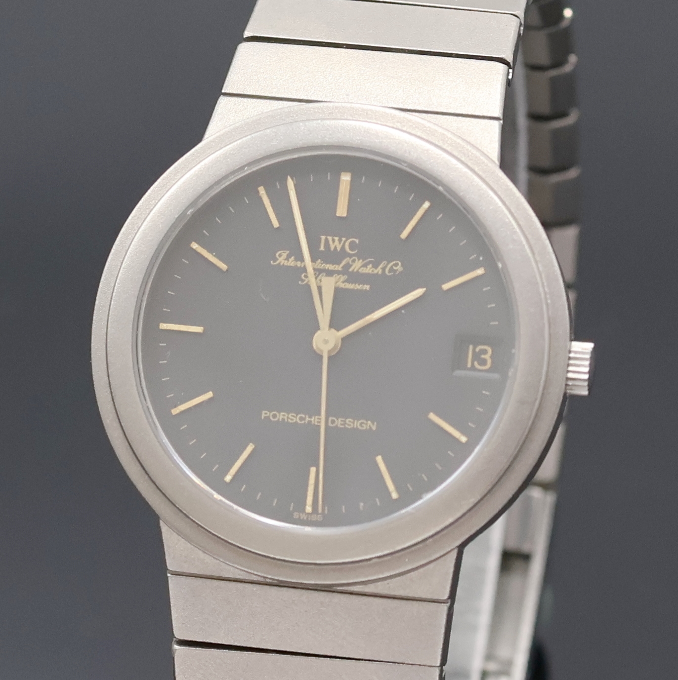 Detail a: IWC Porsche Design Armbanduhr in Titan, Schweiz um 1990, quarz, Boden verschr., orig. Gliederband m. Faltschl., schwarzes Zifferbl. m. aufges. ...