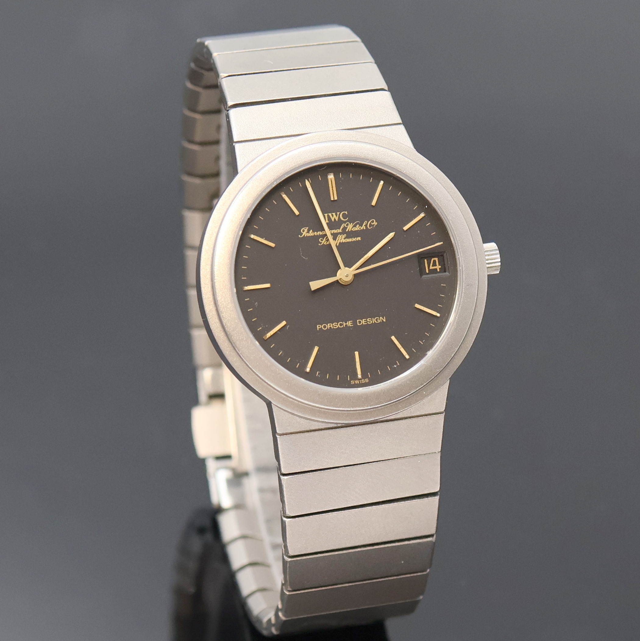 Detail b: IWC Porsche Design Armbanduhr in Titan, Schweiz um 1990, quarz, Boden verschr., orig. Gliederband m. Faltschl., schwarzes Zifferbl. m. aufges. ...