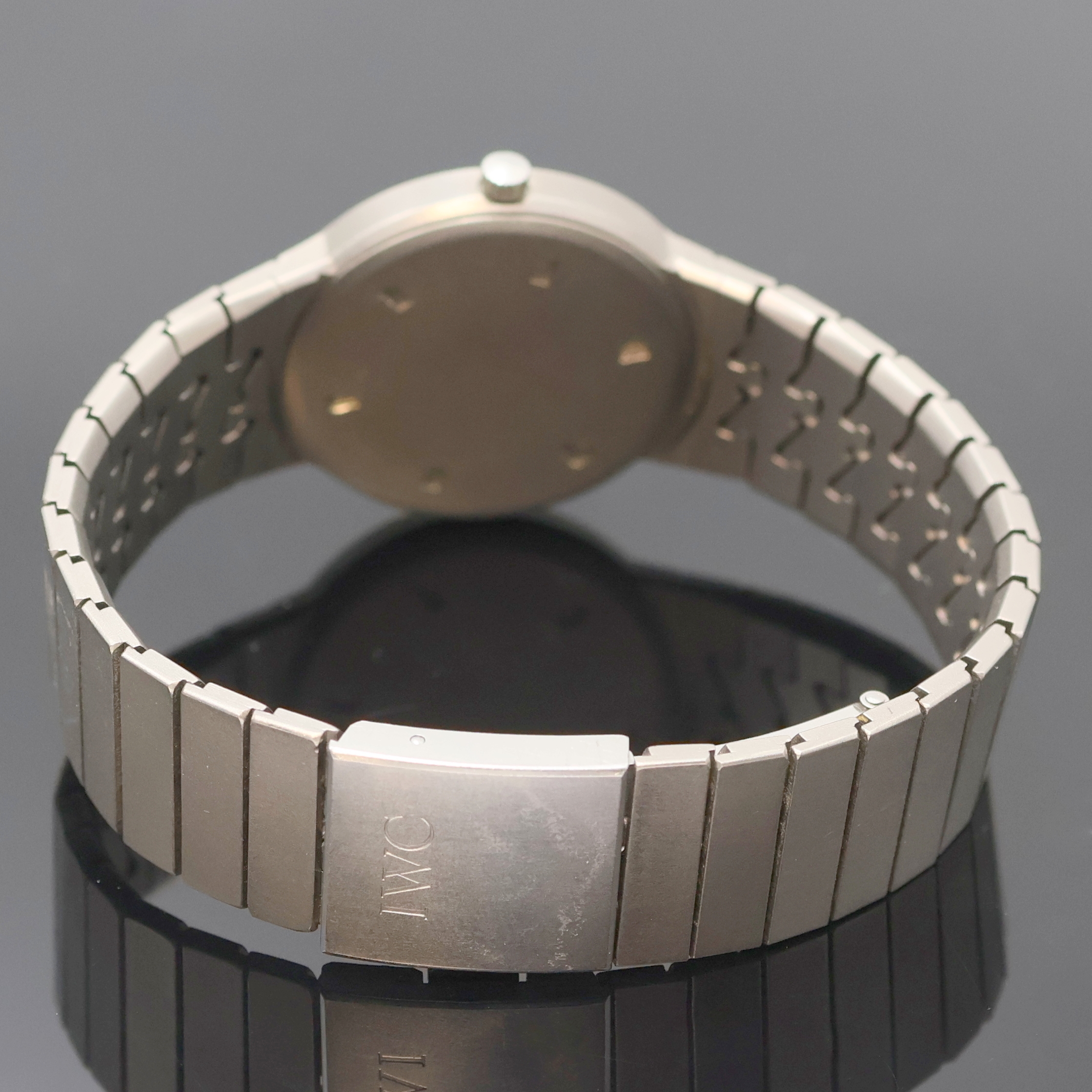 Detail c: IWC Porsche Design Armbanduhr in Titan, Schweiz um 1990, quarz, Boden verschr., orig. Gliederband m. Faltschl., schwarzes Zifferbl. m. aufges. ...
