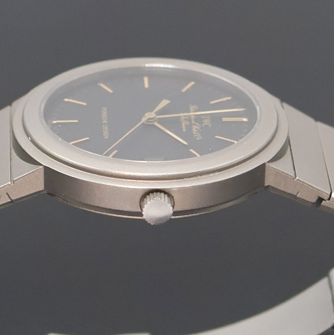 Detail d: IWC Porsche Design Armbanduhr in Titan, Schweiz um 1990, quarz, Boden verschr., orig. Gliederband m. Faltschl., schwarzes Zifferbl. m. aufges. ...