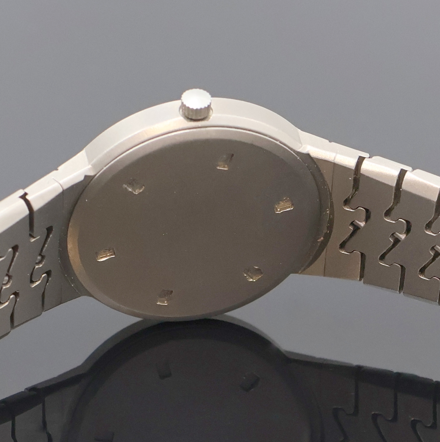 Detail e: IWC Porsche Design Armbanduhr in Titan, Schweiz um 1990, quarz, Boden verschr., orig. Gliederband m. Faltschl., schwarzes Zifferbl. m. aufges. ...