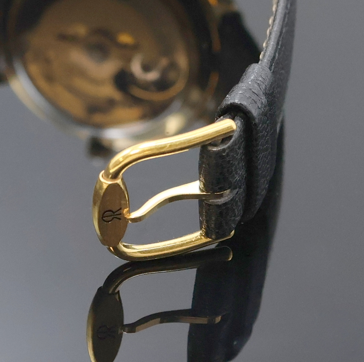 Detail b: REVUE vergoldete Armbanduhr, Schweiz um 1990, Automatik, beids. vergl. Geh., neutr. Lederband m. orig. verg. Dornschl., Schmuckkrone, champagnerfarb. ...
