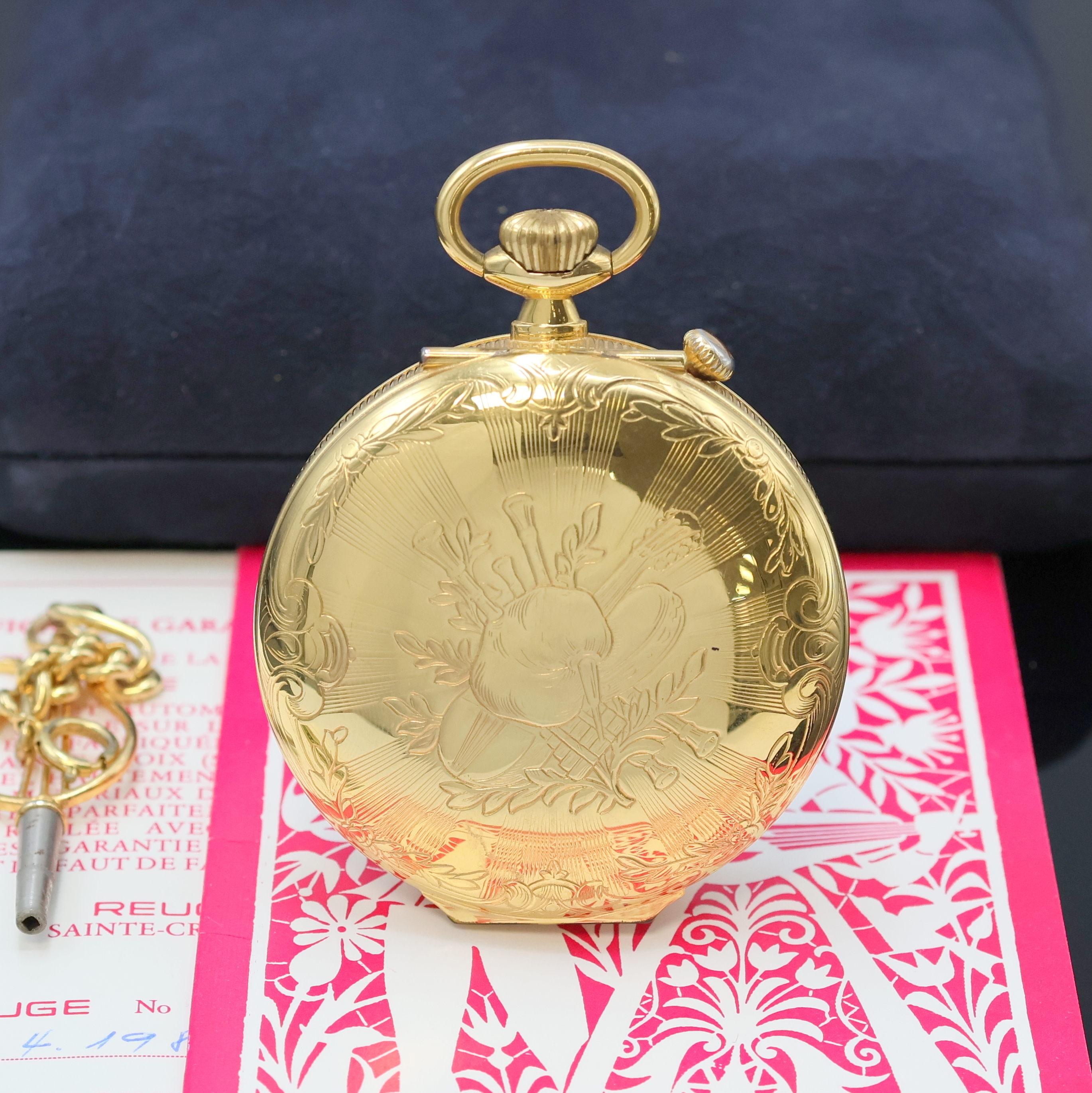Detail a: REUGE Taschenuhr mit Wecker-Spieluhr und Figurenautomat, Schweiz um 1990, verg. Geh., Rückdeckel m. grav. Musikinstrumenten, weißes Zifferbl. b. ...