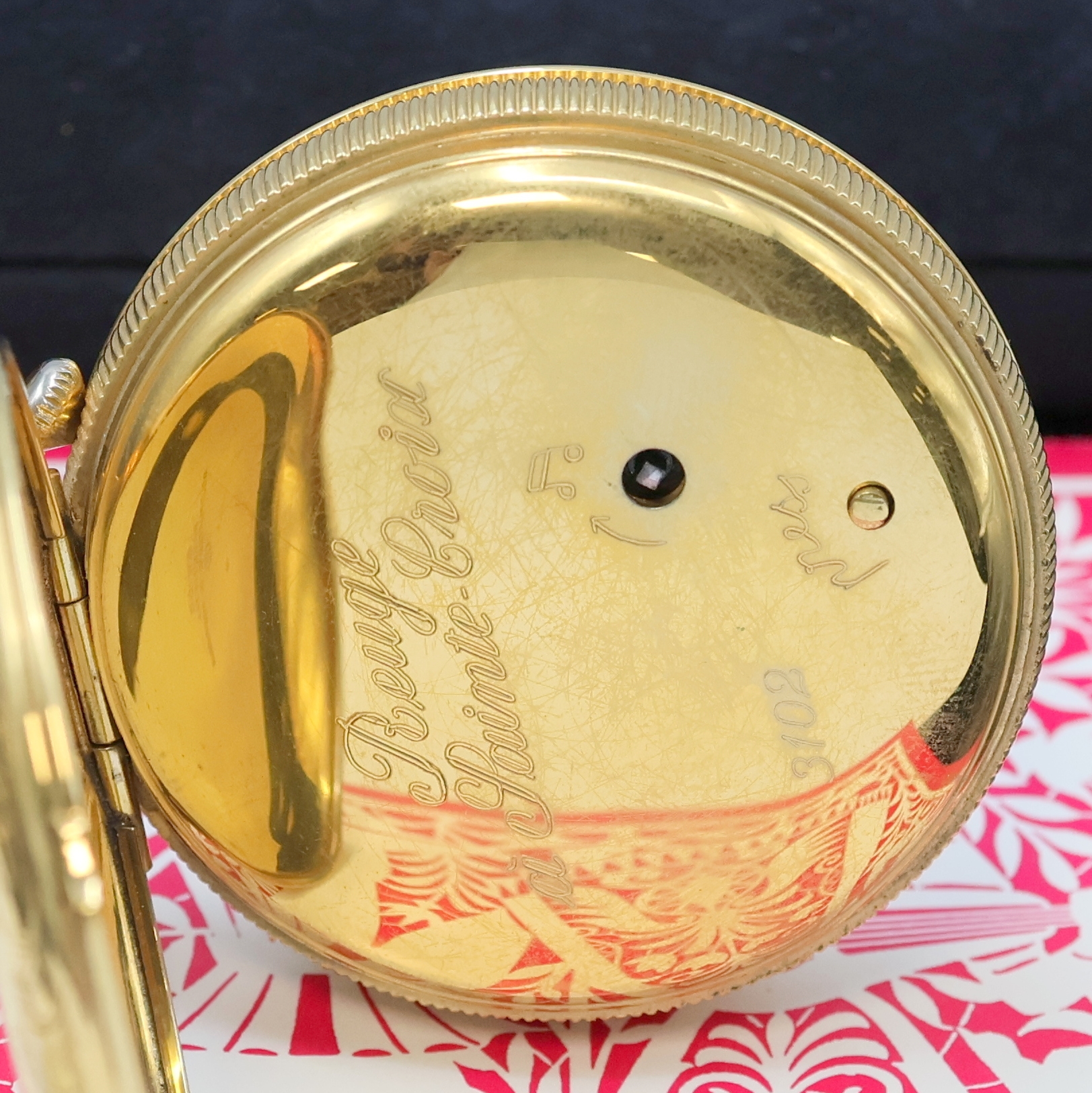 Detail d: REUGE Taschenuhr mit Wecker-Spieluhr und Figurenautomat, Schweiz um 1990, verg. Geh., Rückdeckel m. grav. Musikinstrumenten, weißes Zifferbl. b. ...