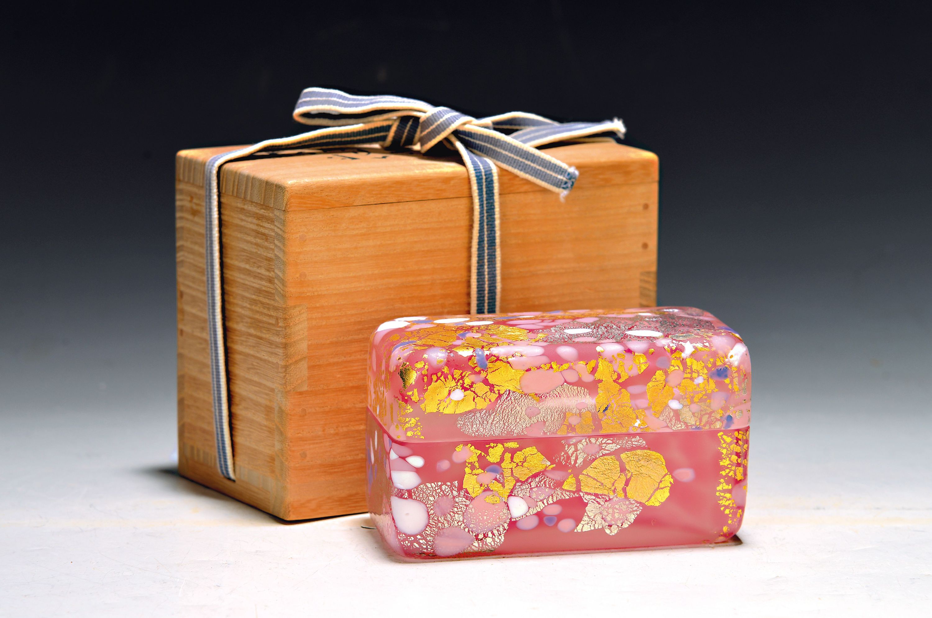 Image 27033527 - Kyohei Fujita, 1921 - 2004, Deckeldose in orig. Holzschatulle, Glas mit rosa wolkigen ...