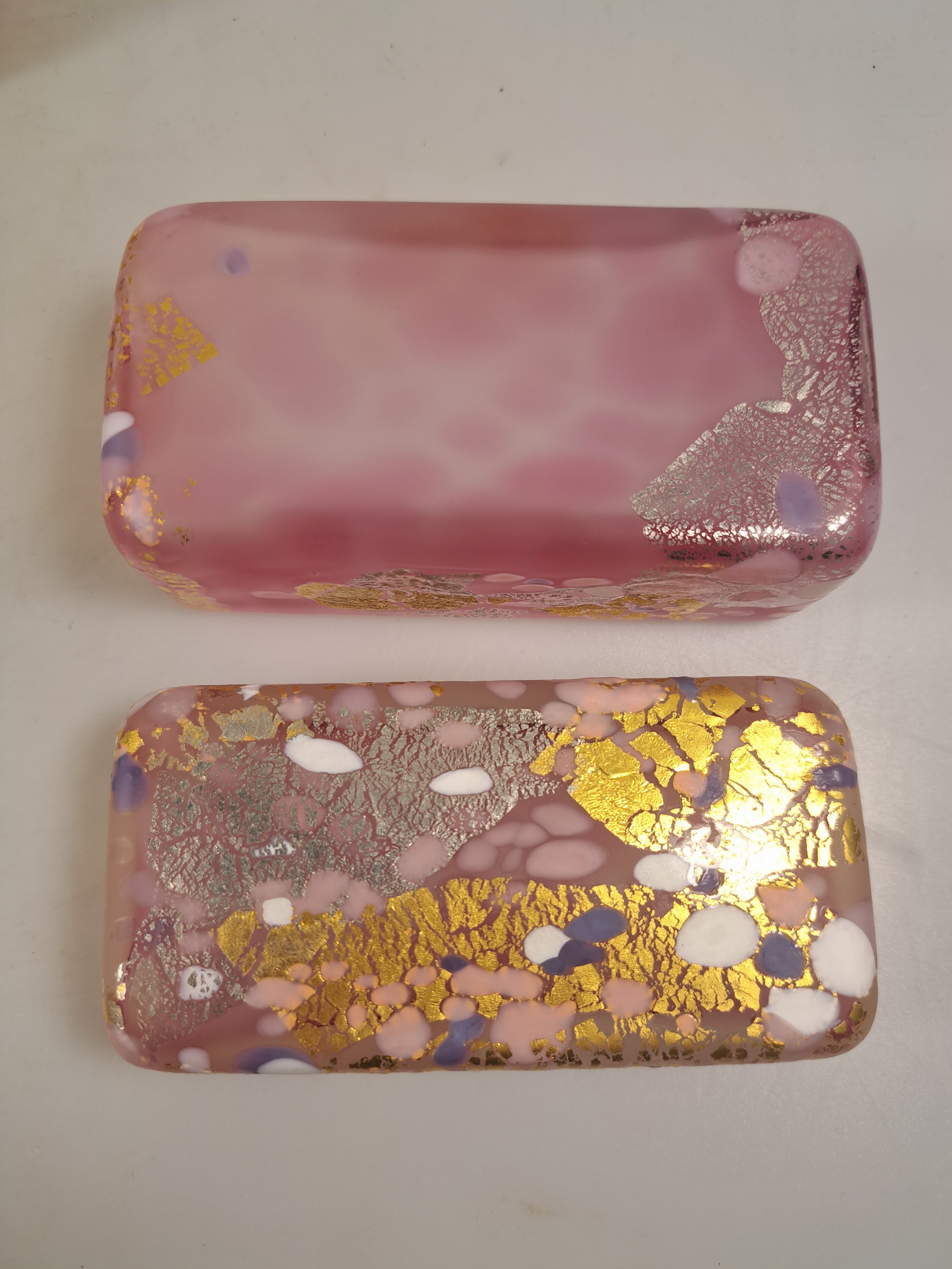 Detail a: Kyohei Fujita, 1921 - 2004, Deckeldose in orig. Holzschatulle, Glas mit rosa wolkigen Einpuderungen auf geschmolzene Gold- und Silberfolie, ...