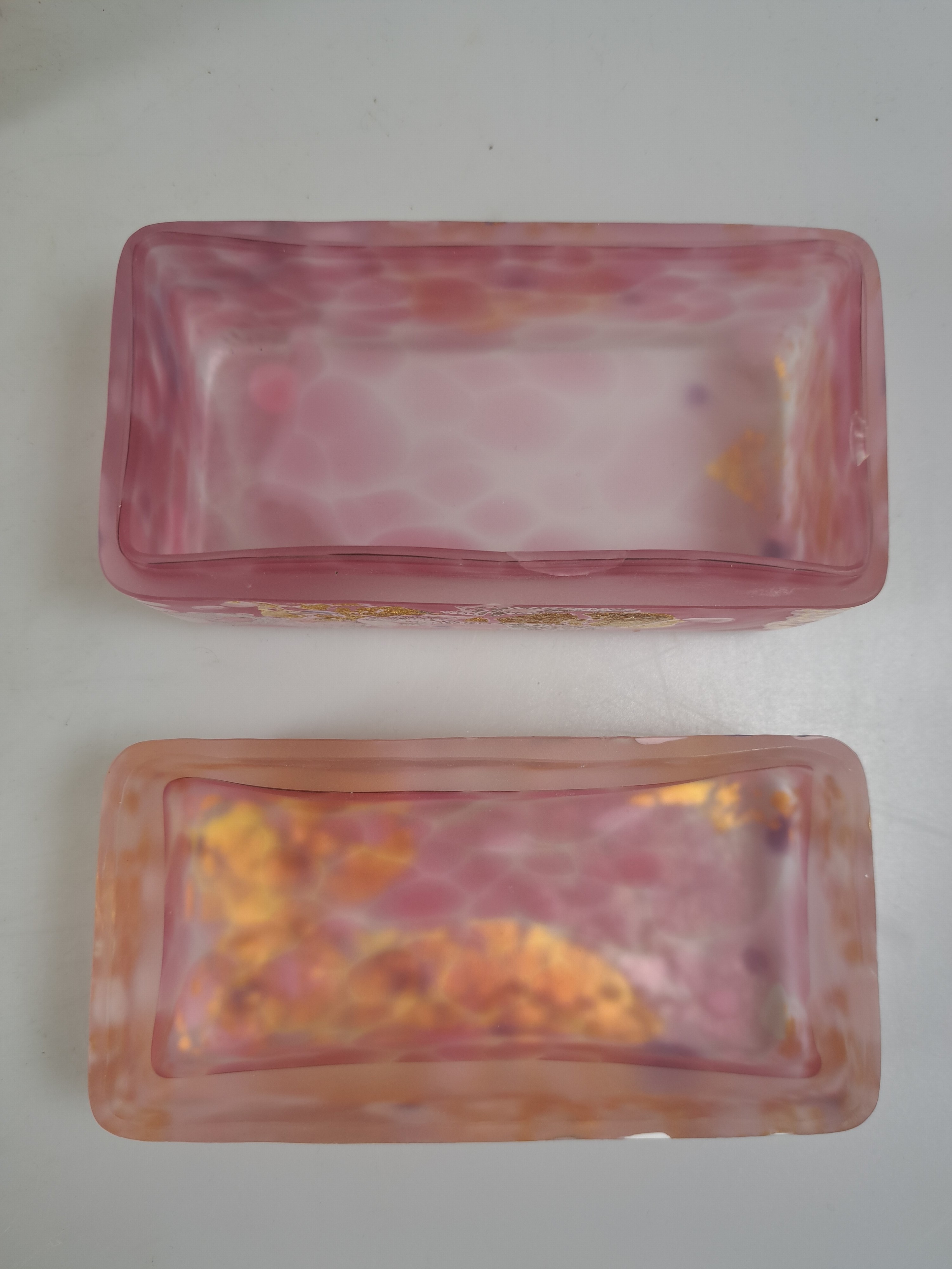 Detail b: Kyohei Fujita, 1921 - 2004, Deckeldose in orig. Holzschatulle, Glas mit rosa wolkigen Einpuderungen auf geschmolzene Gold- und Silberfolie, ...