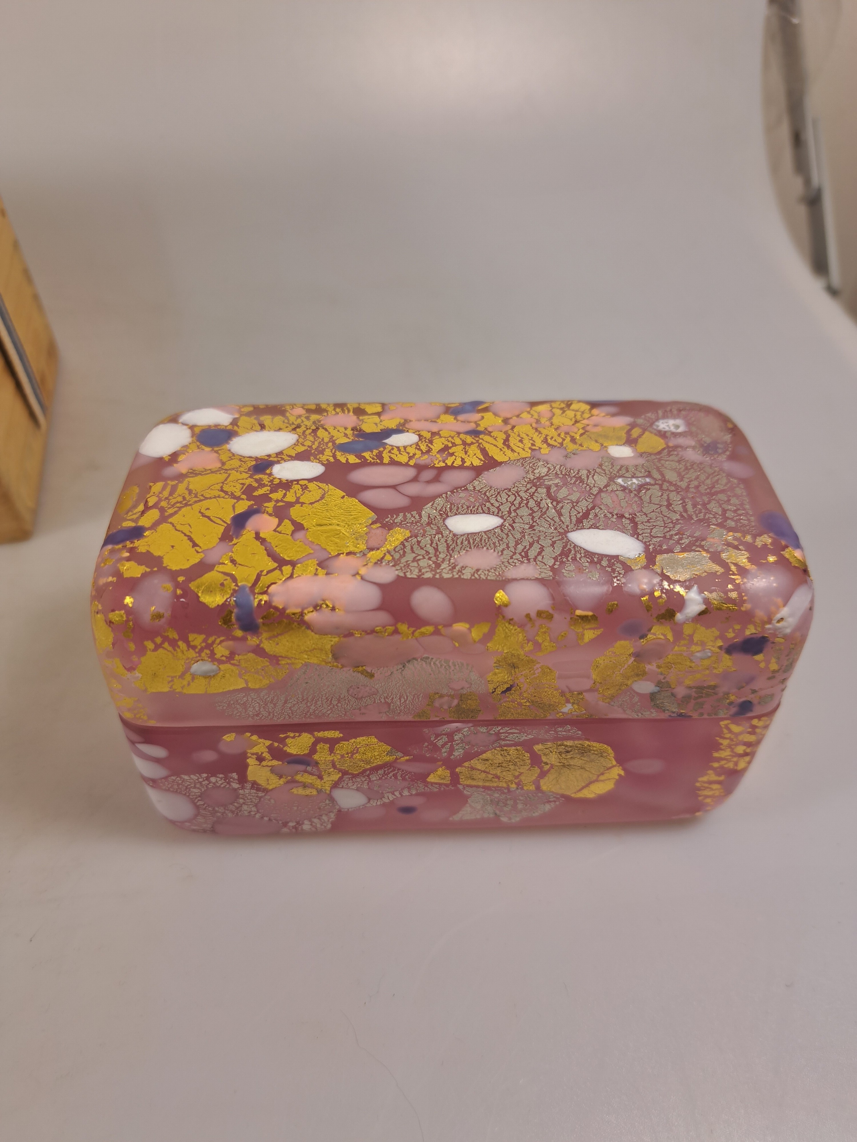 Detail c: Kyohei Fujita, 1921 - 2004, Deckeldose in orig. Holzschatulle, Glas mit rosa wolkigen Einpuderungen auf geschmolzene Gold- und Silberfolie, ...