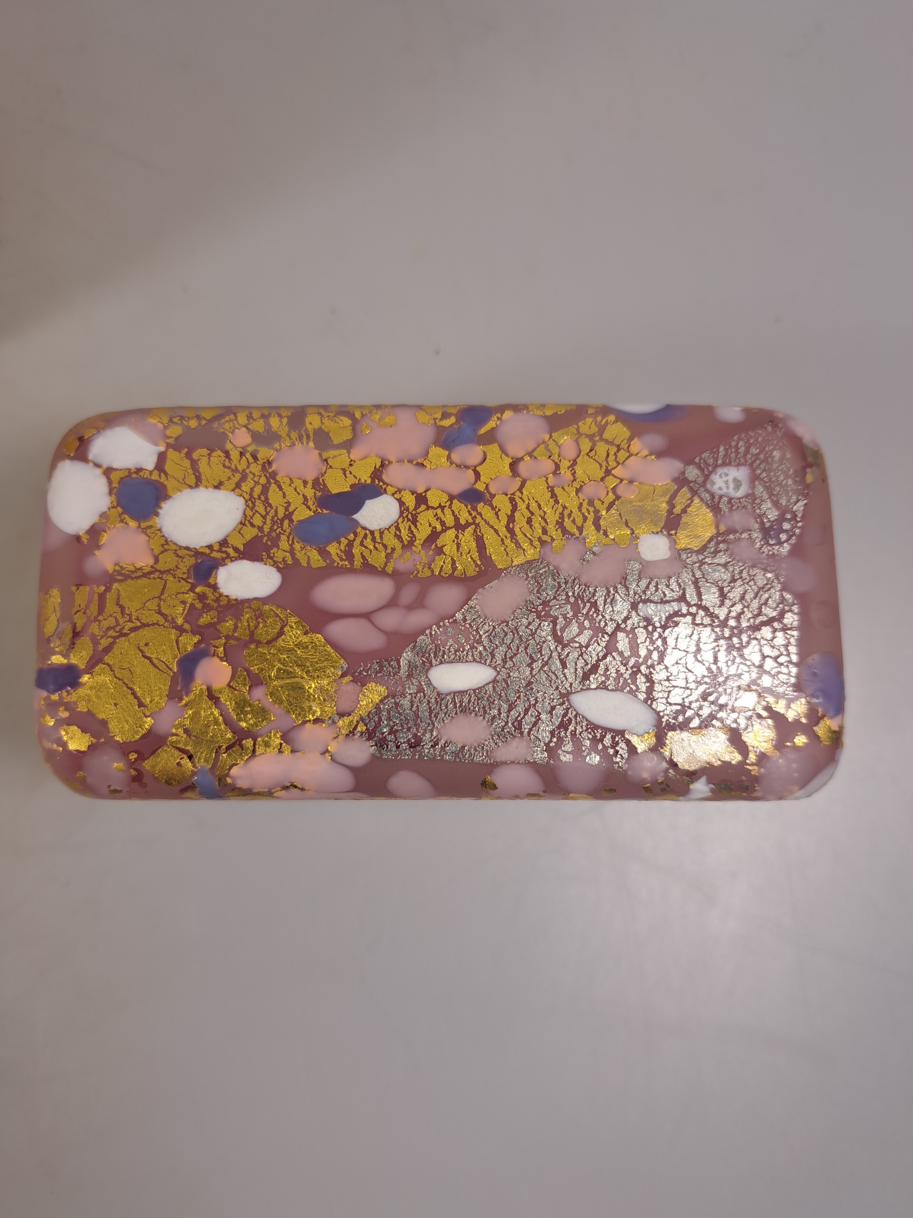 Detail d: Kyohei Fujita, 1921 - 2004, Deckeldose in orig. Holzschatulle, Glas mit rosa wolkigen Einpuderungen auf geschmolzene Gold- und Silberfolie, ...