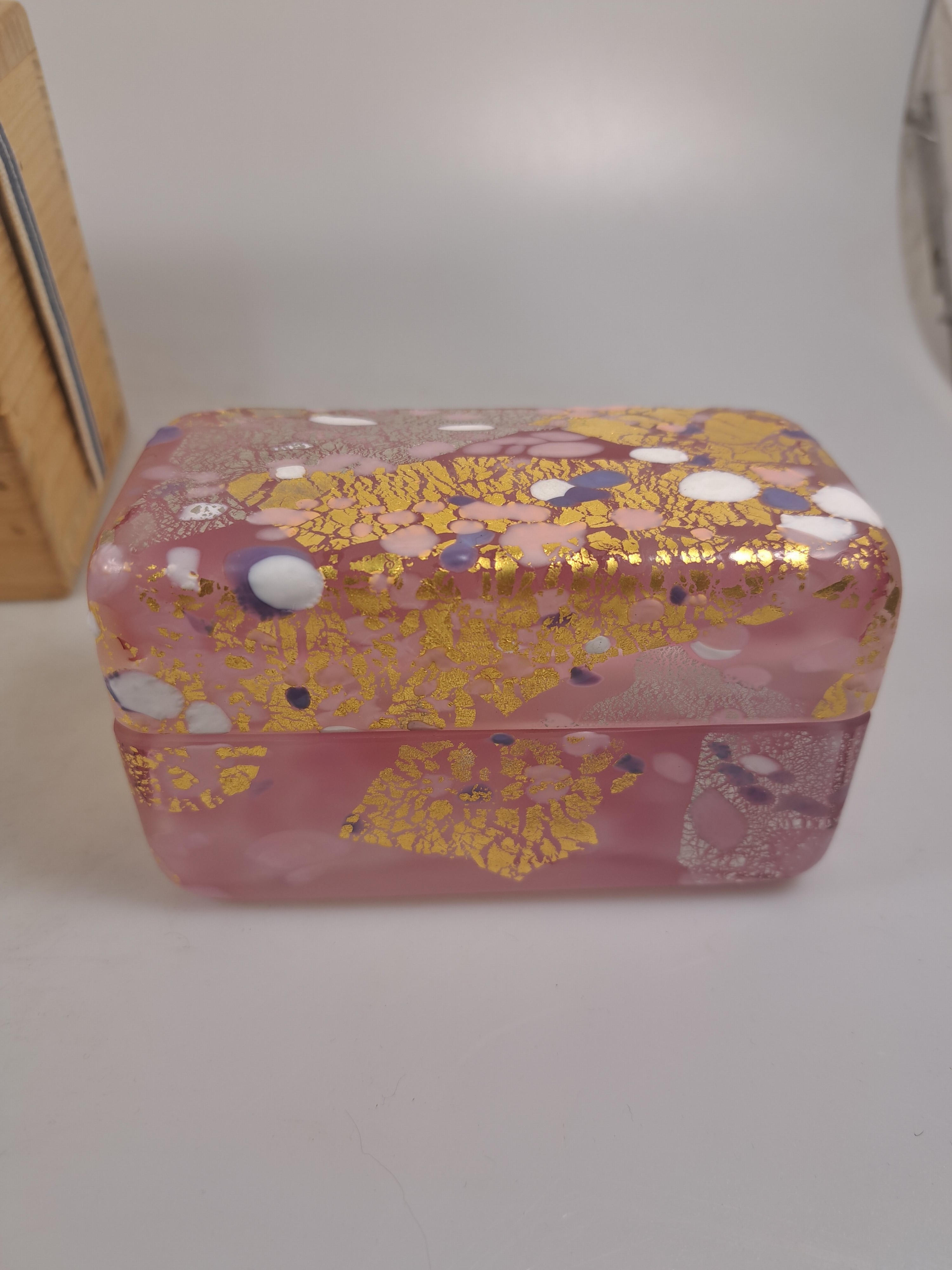Detail e: Kyohei Fujita, 1921 - 2004, Deckeldose in orig. Holzschatulle, Glas mit rosa wolkigen Einpuderungen auf geschmolzene Gold- und Silberfolie, ...