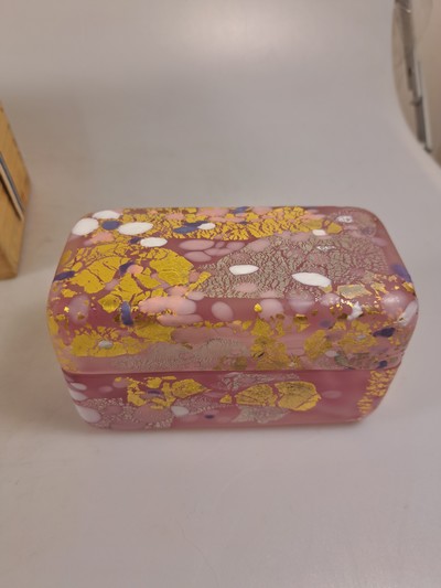 27033527c - Kyohei Fujita, 1921 - 2004, Deckeldose in orig. Holzschatulle, Glas mit rosa wolkigen ...