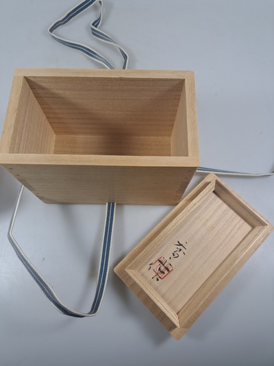 27033527f - Kyohei Fujita, 1921 - 2004, Deckeldose in orig. Holzschatulle, Glas mit rosa wolkigen ...