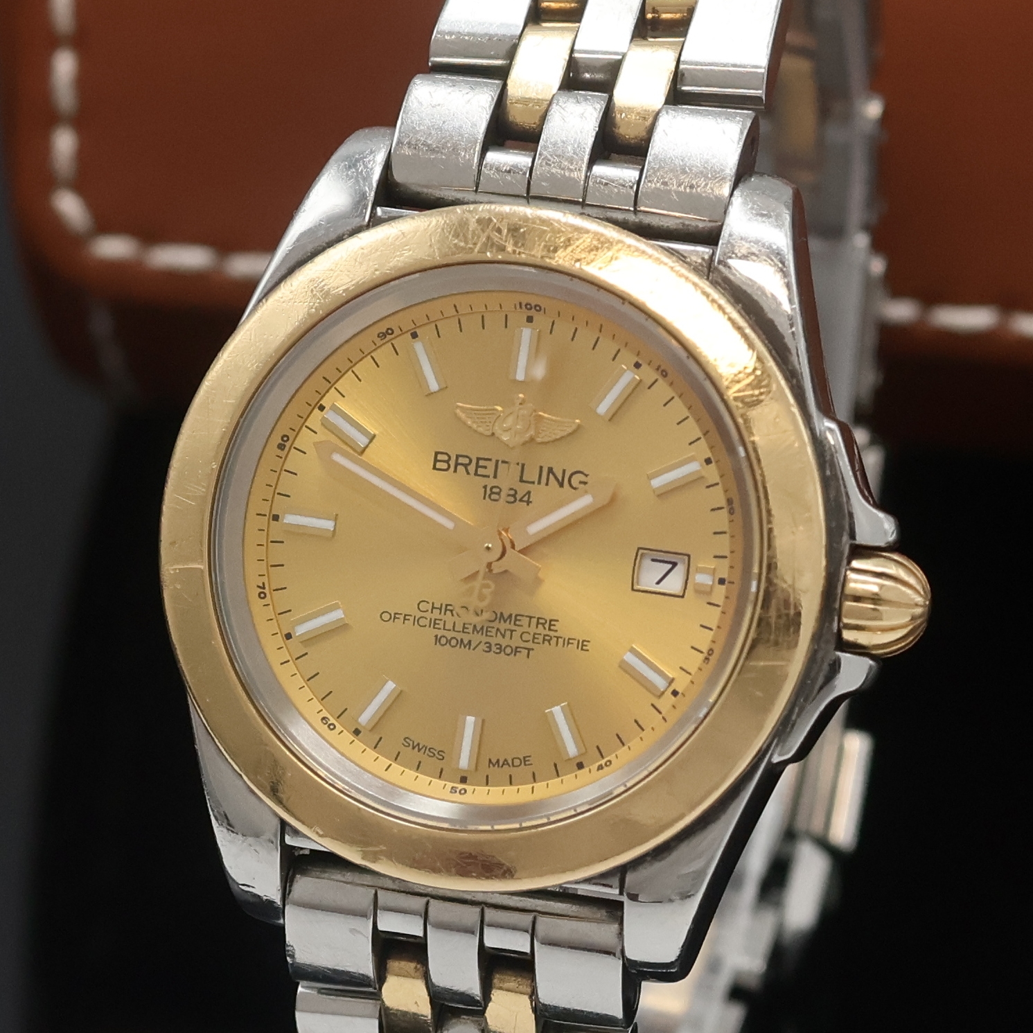 Detail a: BREITLING Galactic 32 Seek Armbandchronometer Referenz C71330, Schweiz um 2010, quarz, Edelstahl/Gold komb. inkl. orig. Pilotband m. Faltschl., Boden ...