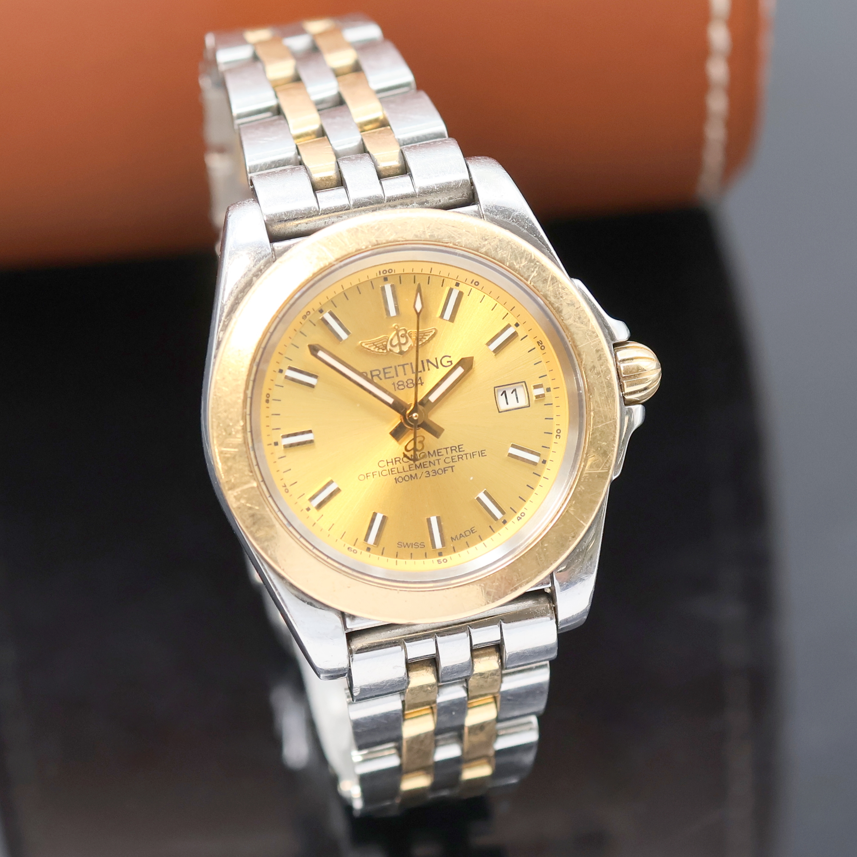 Detail b: BREITLING Galactic 32 Seek Armbandchronometer Referenz C71330, Schweiz um 2010, quarz, Edelstahl/Gold komb. inkl. orig. Pilotband m. Faltschl., Boden ...