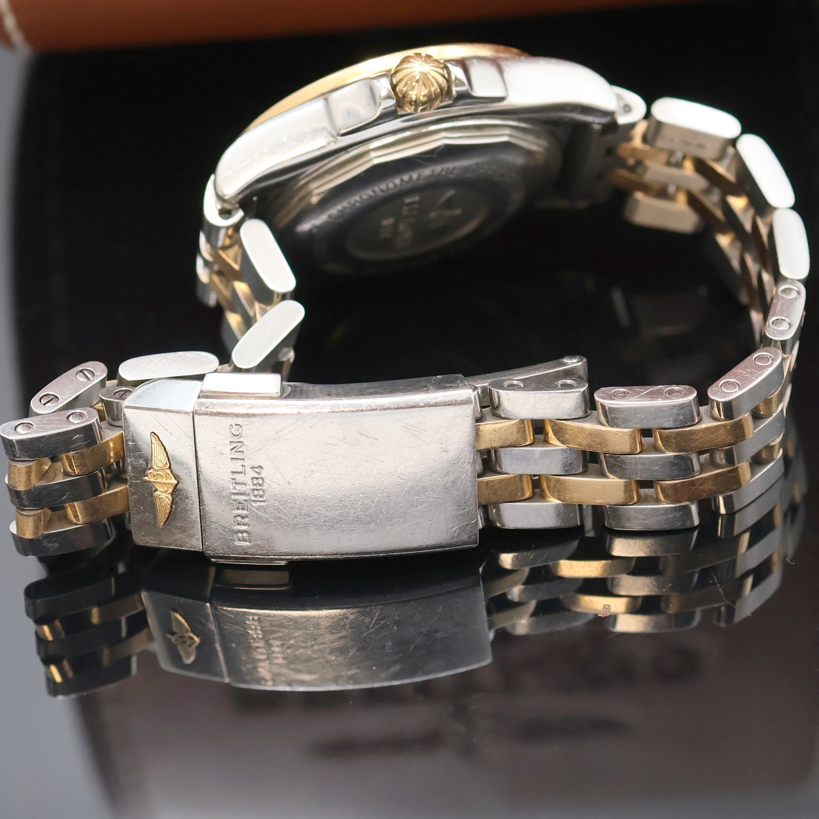 Detail c: BREITLING Galactic 32 Seek Armbandchronometer Referenz C71330, Schweiz um 2010, quarz, Edelstahl/Gold komb. inkl. orig. Pilotband m. Faltschl., Boden ...