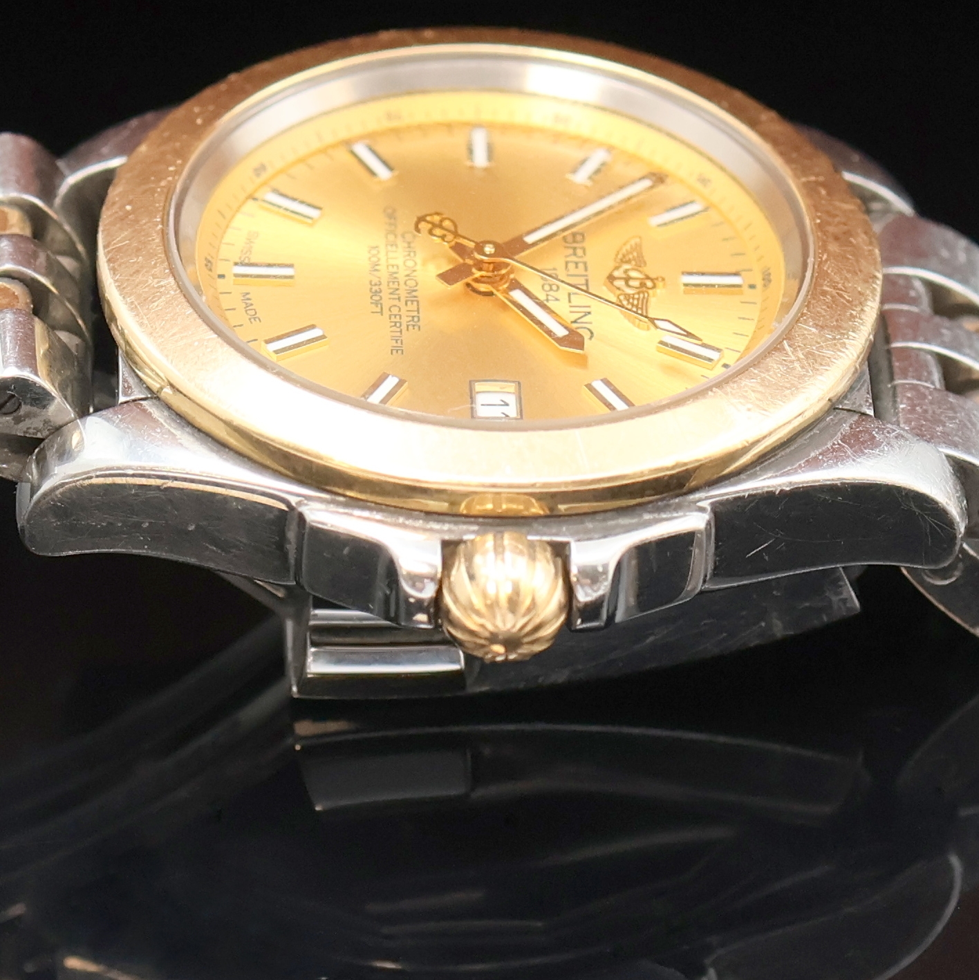 Detail d: BREITLING Galactic 32 Seek Armbandchronometer Referenz C71330, Schweiz um 2010, quarz, Edelstahl/Gold komb. inkl. orig. Pilotband m. Faltschl., Boden ...