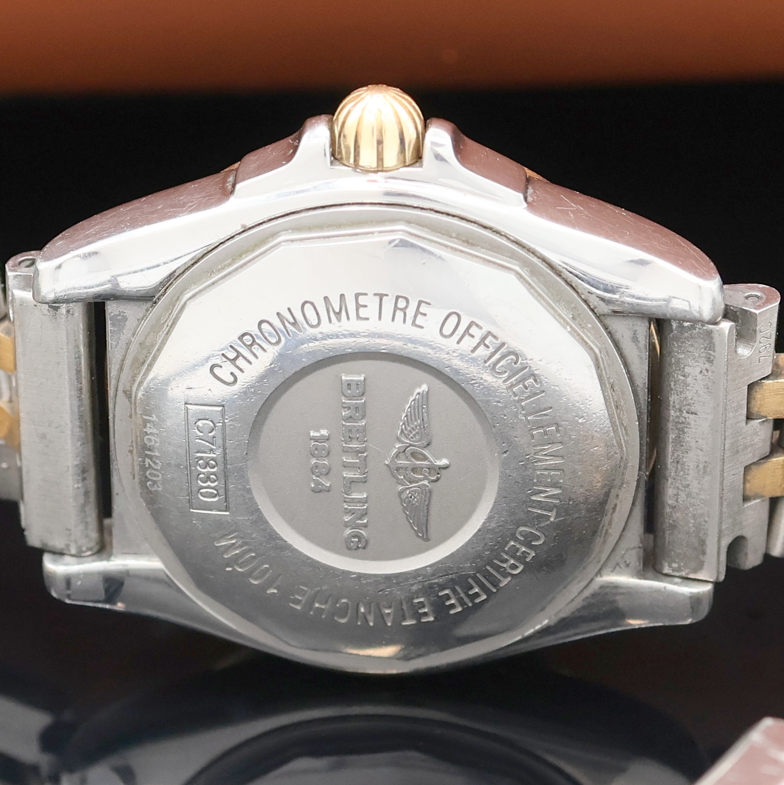 Detail e: BREITLING Galactic 32 Seek Armbandchronometer Referenz C71330, Schweiz um 2010, quarz, Edelstahl/Gold komb. inkl. orig. Pilotband m. Faltschl., Boden ...