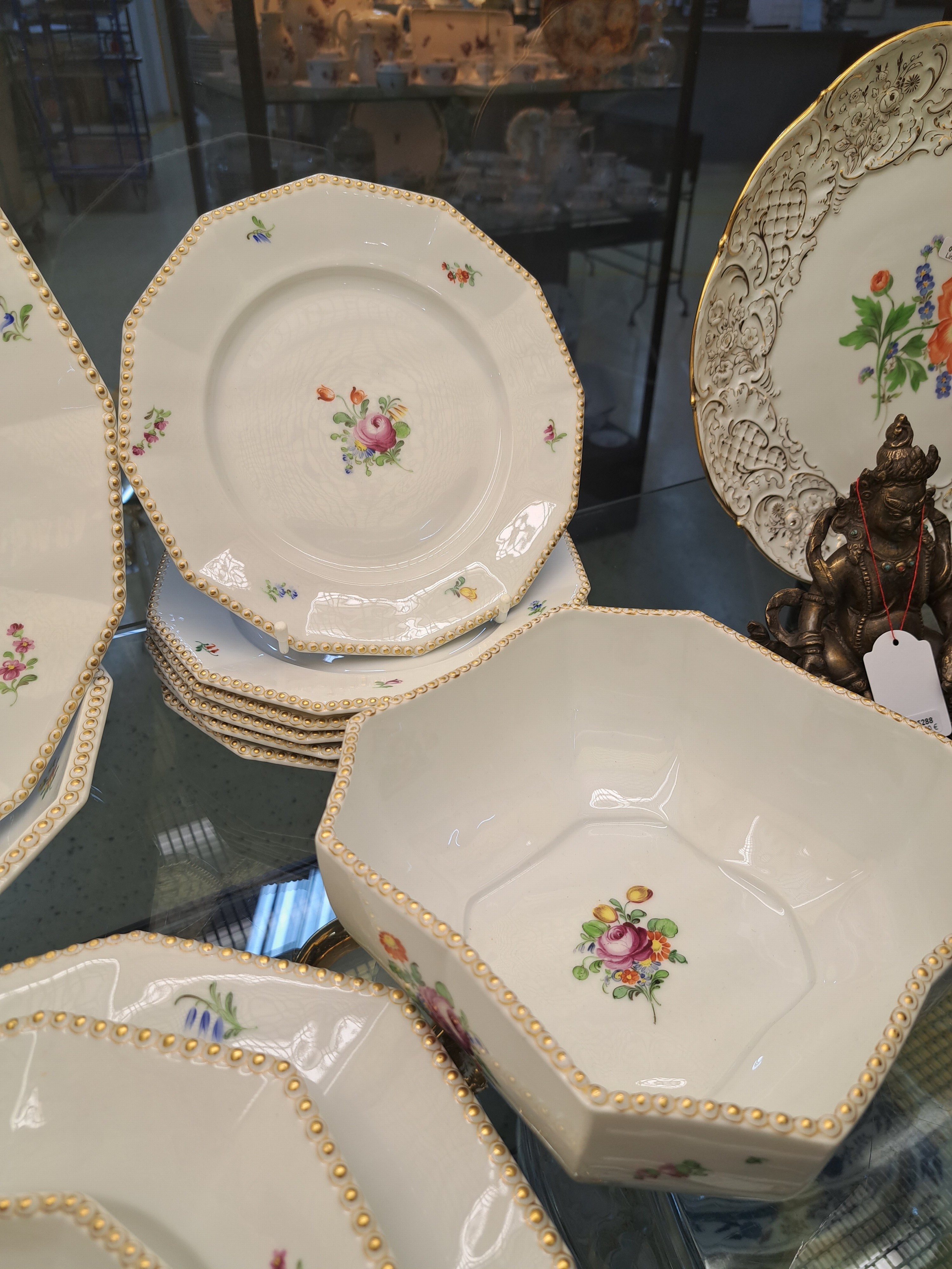Detail d: Speiseservice, Nymphenburg, Anfang 20. Jh., Modell Perl, Porzellan, gold getupfter Perlrand, bunte Malerei von kleinen Blumen- buketts und gestreuten ...