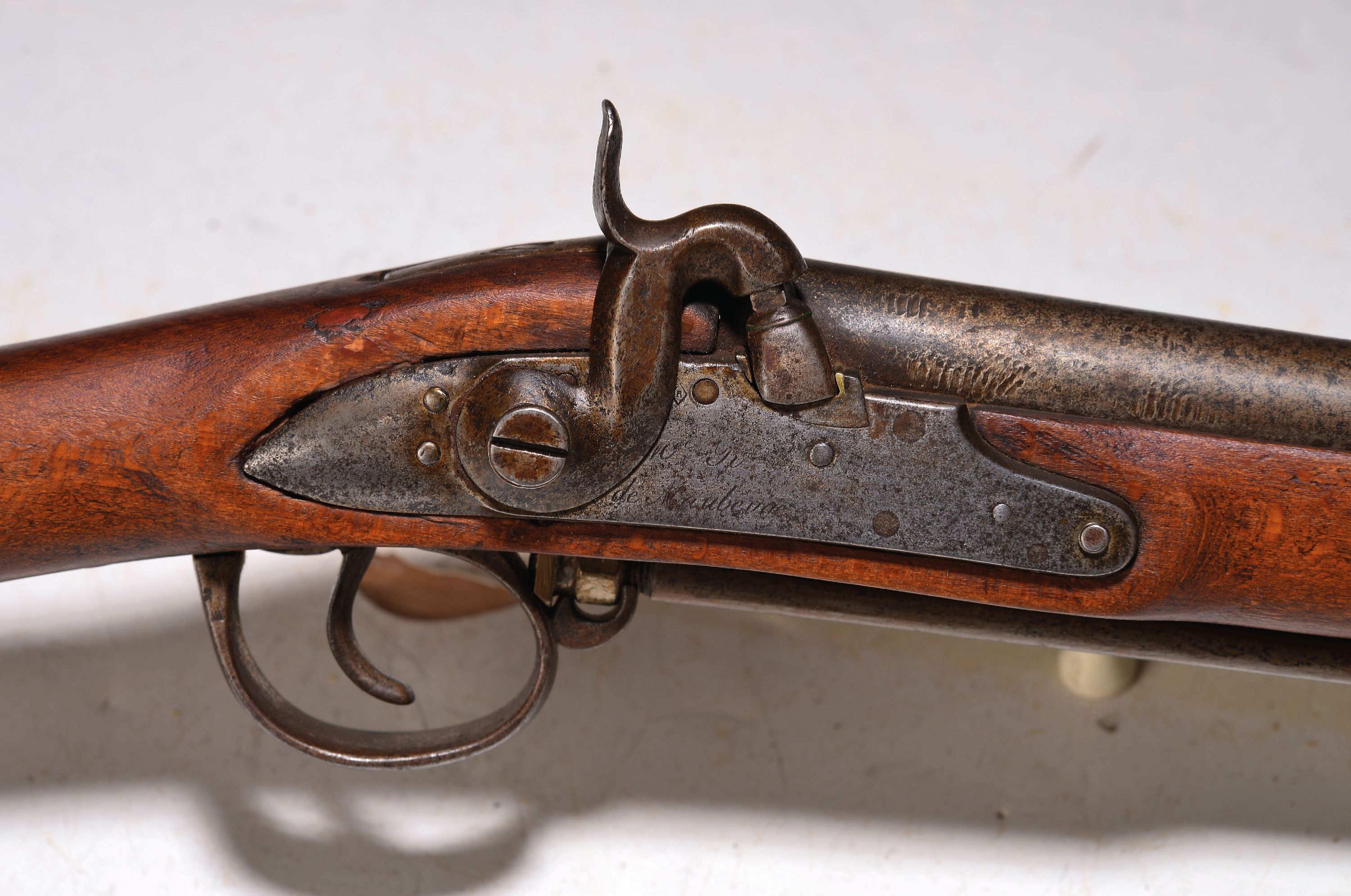 Detail a: Jagdgewehr, de Maubeuge, gravierte Schloßscheibe, wohl französische Vogelflinte, Percussion, kleine Ausbesserungen, Alters- und Gebr.schäden