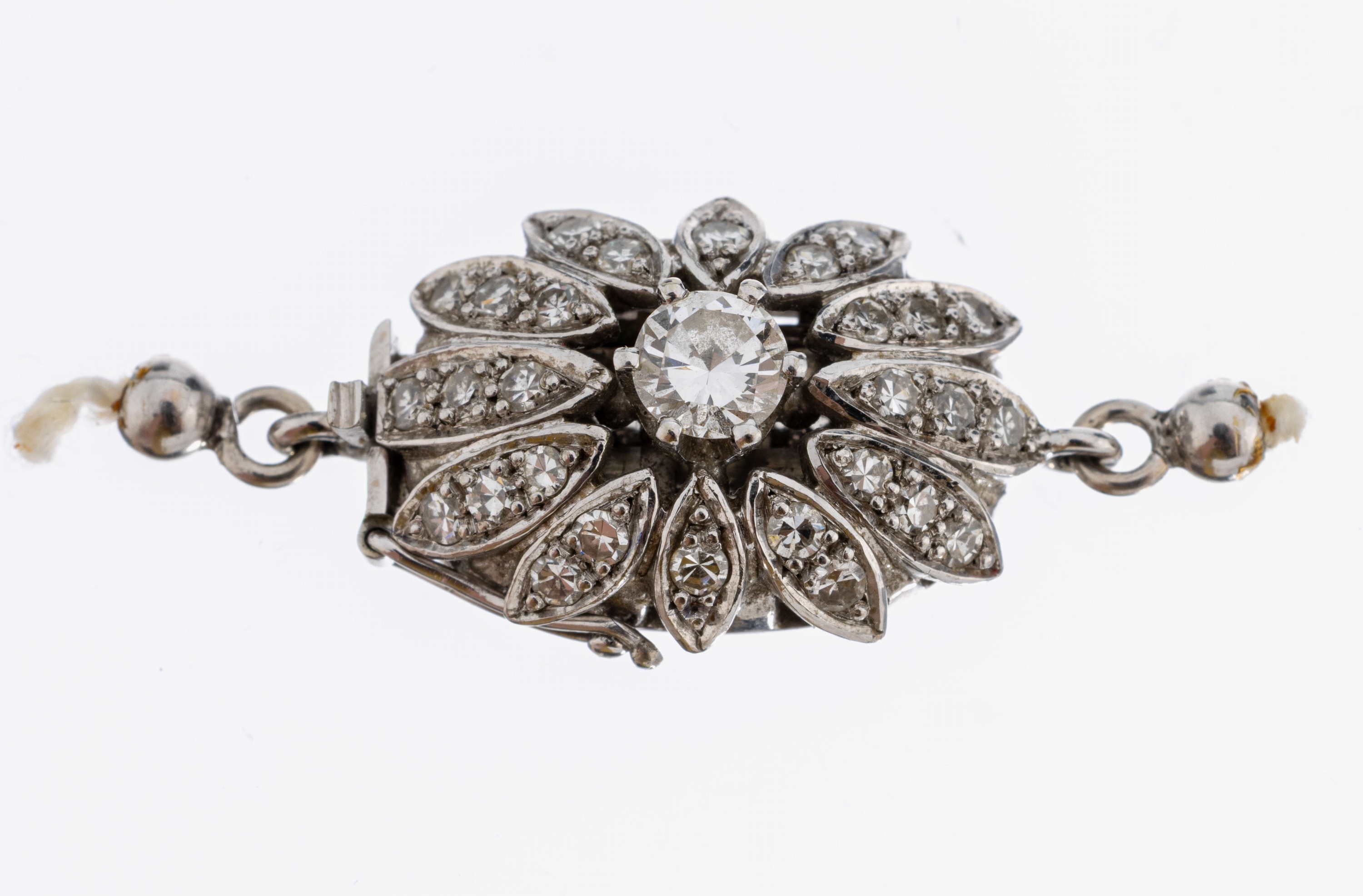 18 kt Gold Diamant-Kettenschließe, WG 750/000, abstrakt floral, mittig Brillant ca. 0.25 ct Weiß/si, 28 8/8-Diamanten zus. ca. 0.28 ct Weiß/si, ...