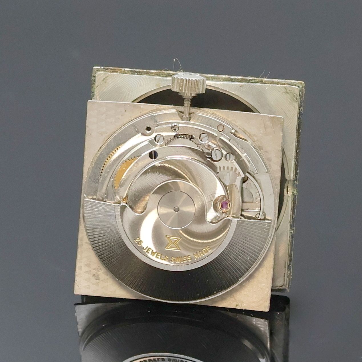 Detail e: EDOX Herrenarmbanduhr Armbanduhr, Automatik, Schweiz um 1968, verchr. Geh., Edelstahlboden aufgedr., silb. Zifferbl. m. aufges. Std.- Ind. und ...