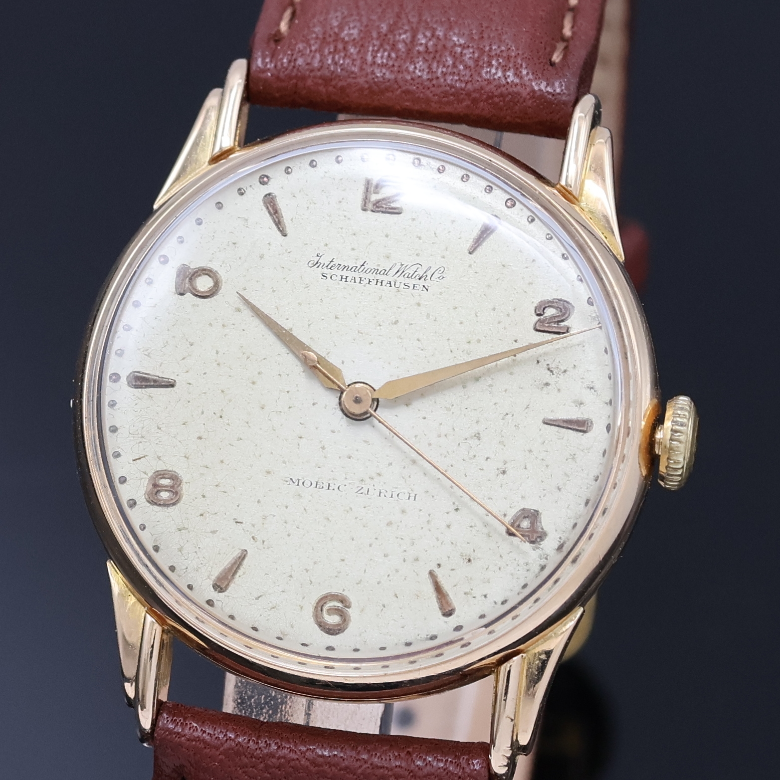 Detail a: IWC Herrenarmbanduhr in RG 750/000, Handaufzug, Schweiz um 1946, Boden u. Glasrand aufgedr., betonte Bandanst., Zifferbl. m. aufgel. Indizes ...